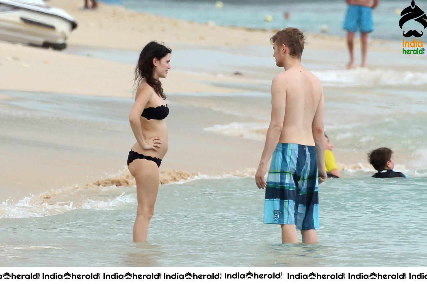 Rachel Bilson Caught in Bikini while enjoying in Beach wih boyfriend Set 1