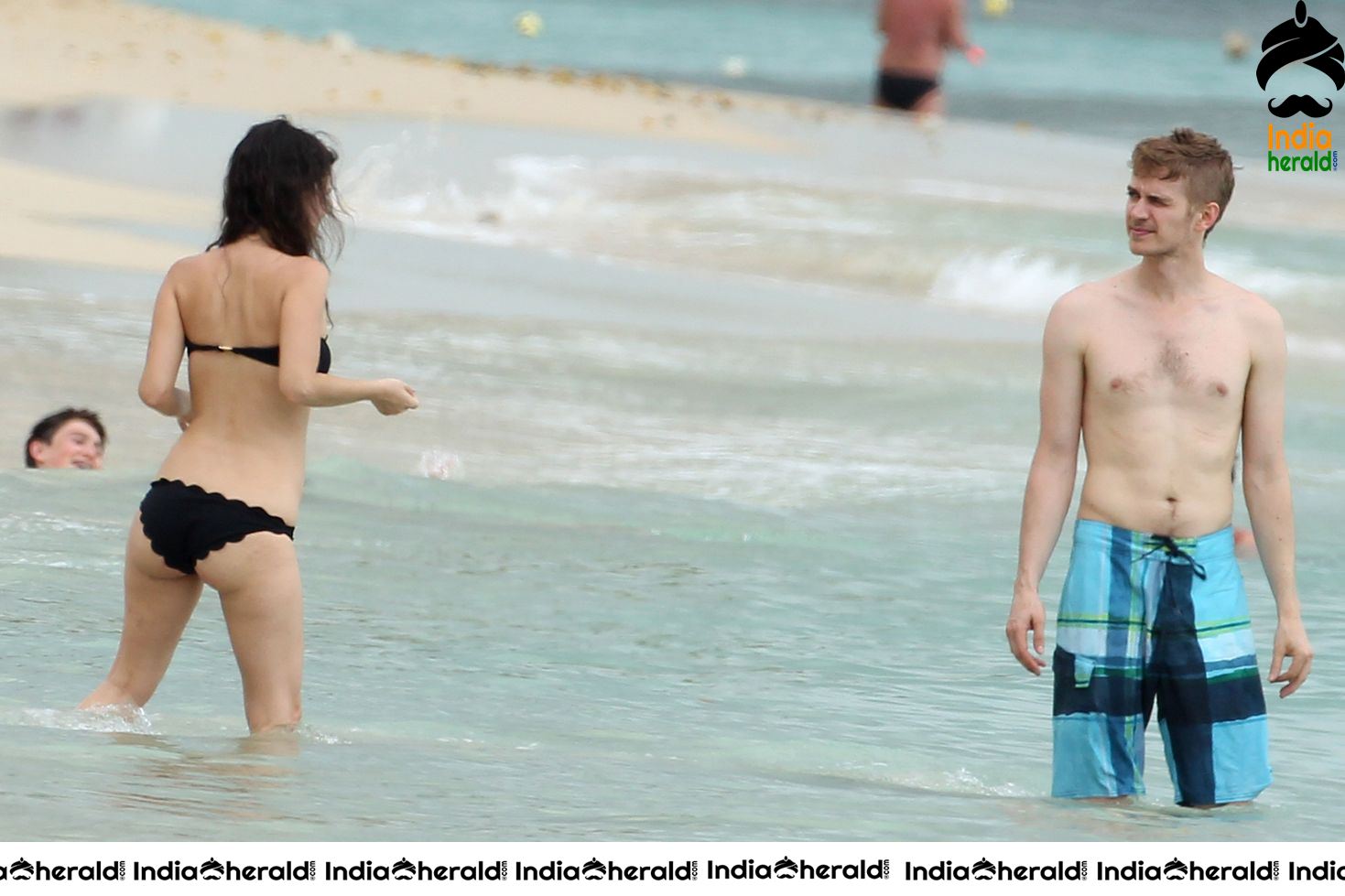 Rachel Bilson Caught in Bikini while enjoying in Beach wih boyfriend Set 1