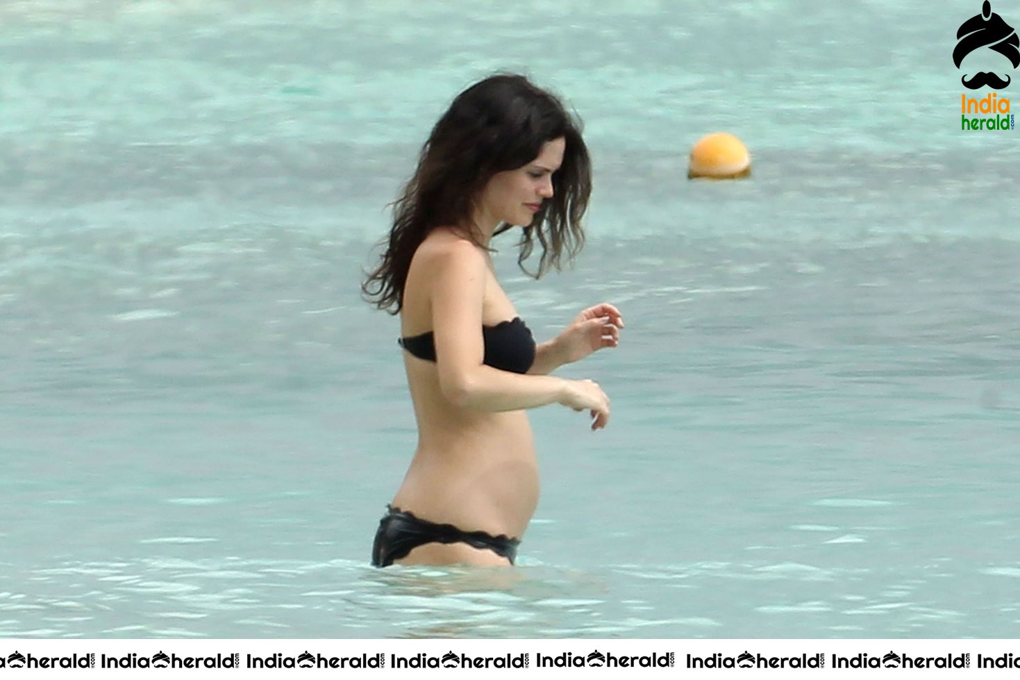Rachel Bilson Caught in Bikini while enjoying in Beach wih boyfriend Set 2