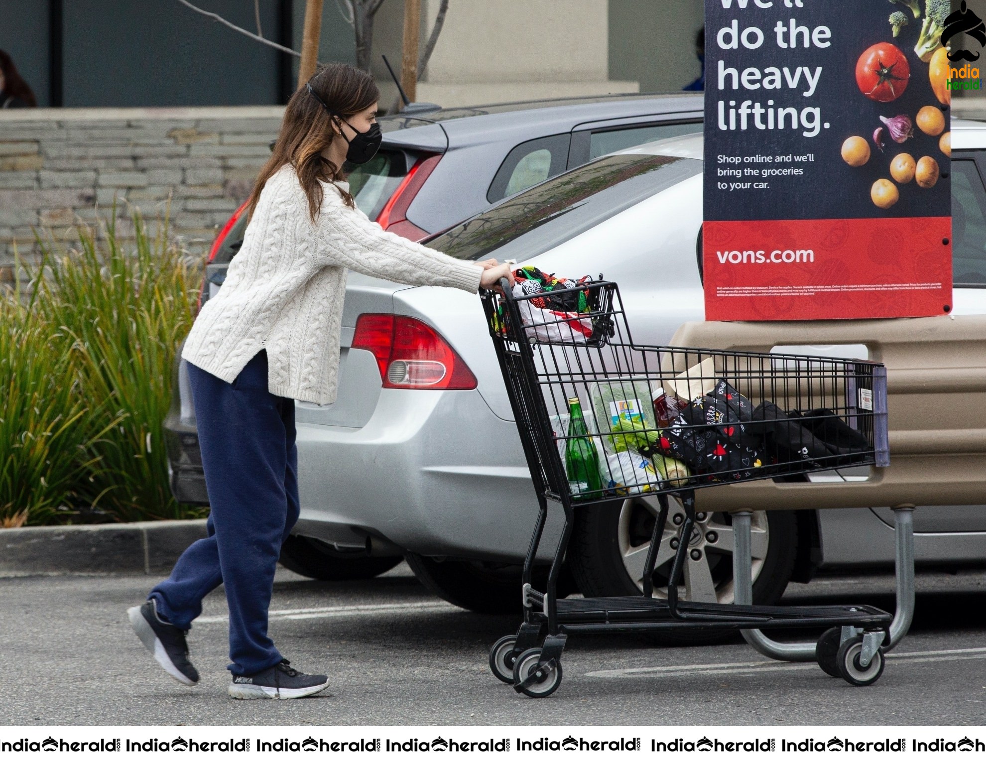 Rainey Qualley looking pretty as she wears mask and seen outside Vons Market in Los Angeles