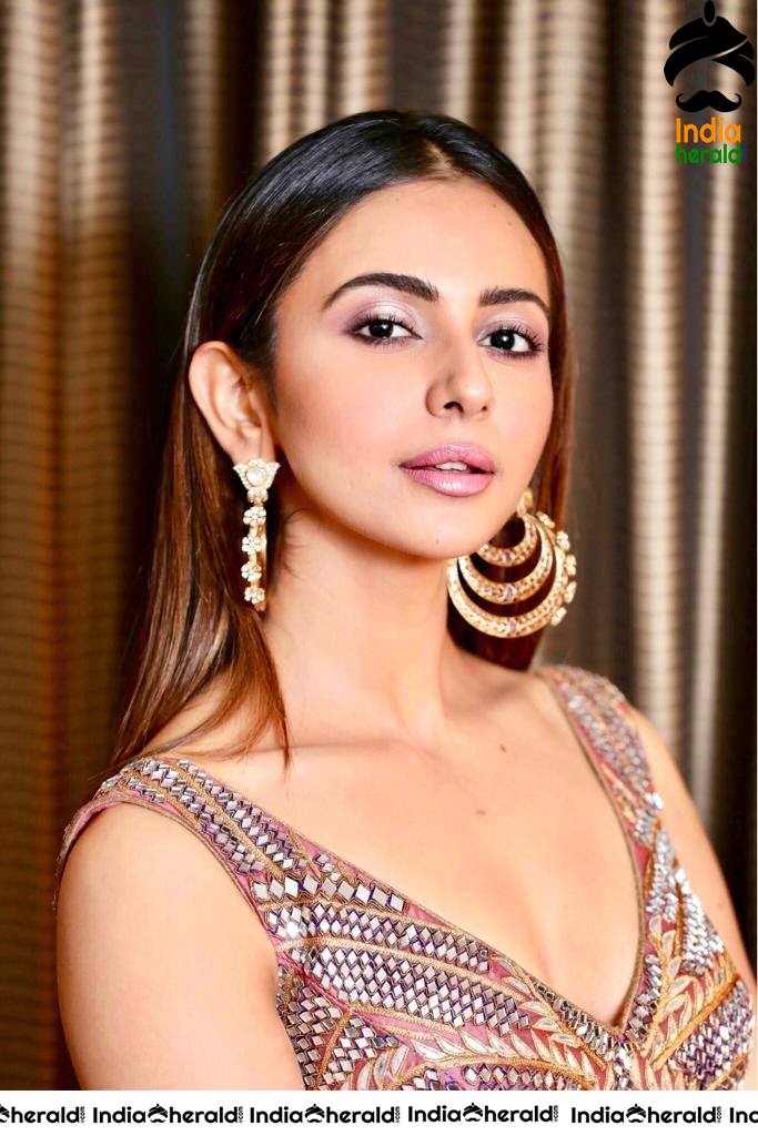 Rakul Preet Caught in Pink Bra and Exposing her Sexy Assets