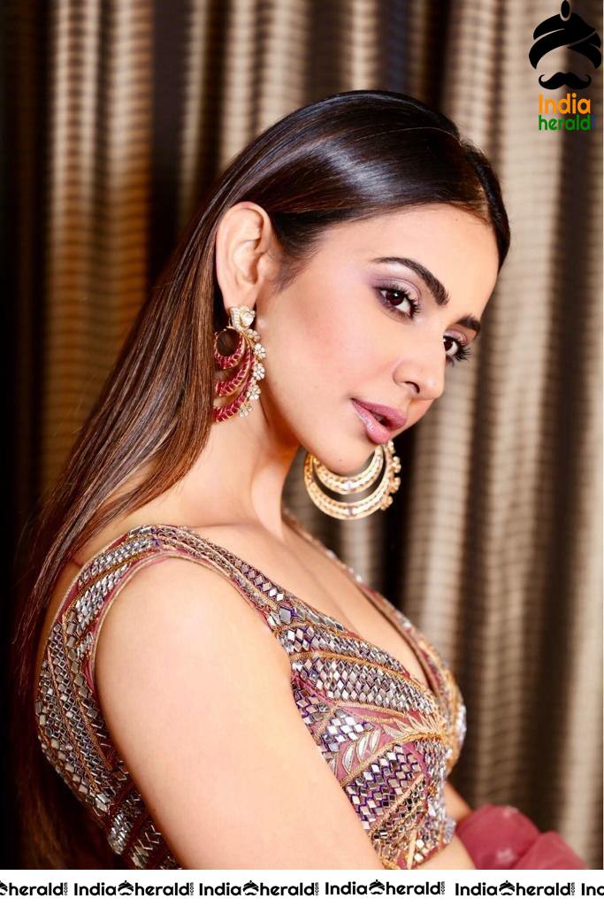 Rakul Preet Caught in Pink Bra and Exposing her Sexy Assets