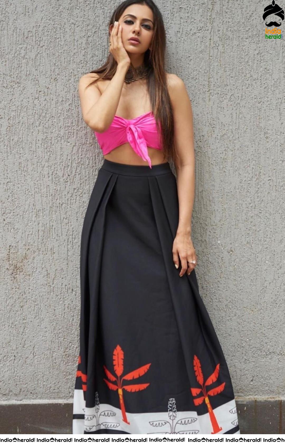 Rakul Preet Caught in Pink Bra and Exposing her Sexy Assets