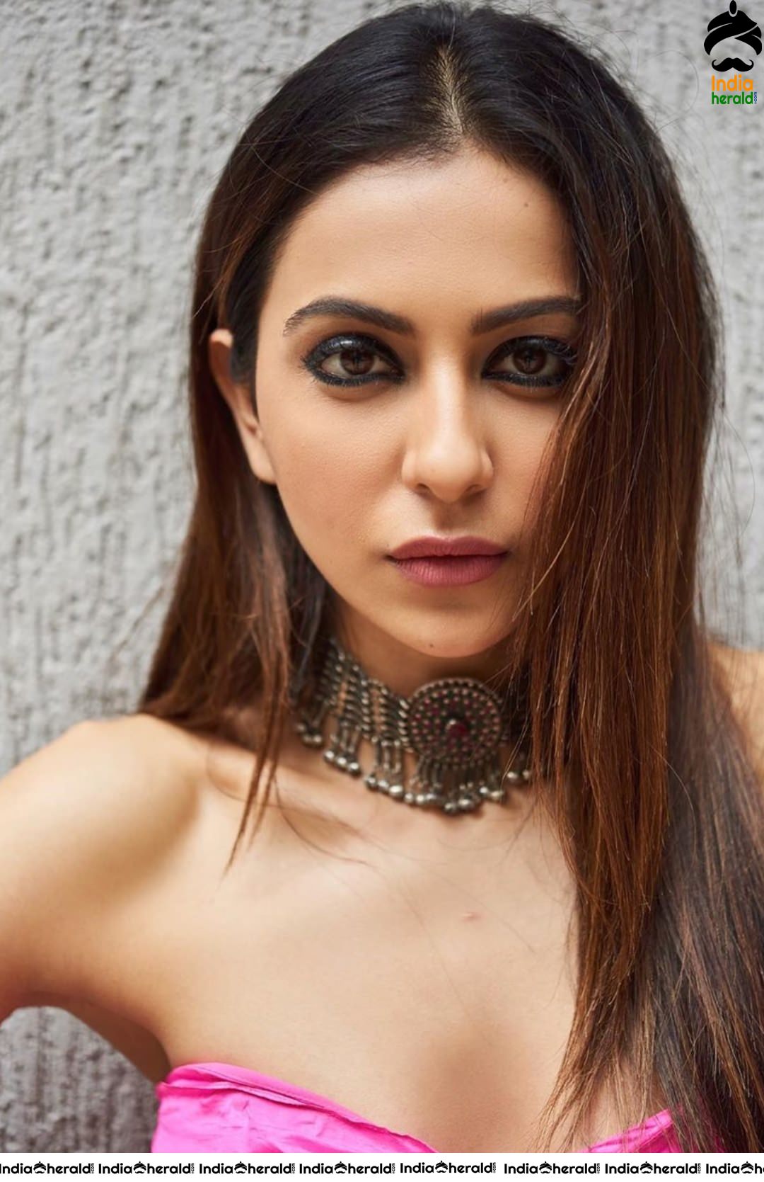 Rakul Preet Caught in Pink Bra and Exposing her Sexy Assets