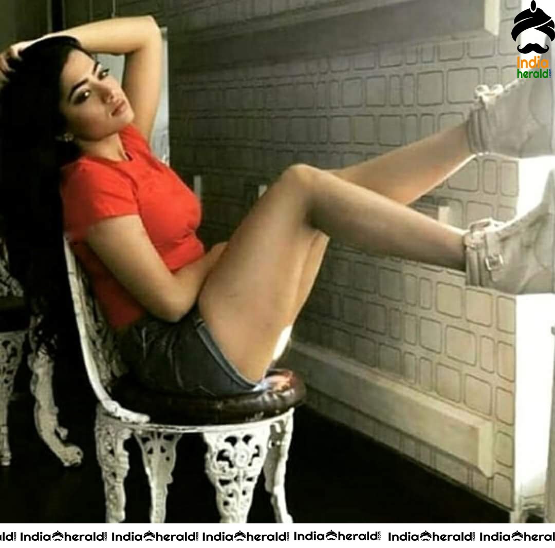 Rashmika Mandanna Hot Photos Exposing Cleavage Tempting Waist and Navel