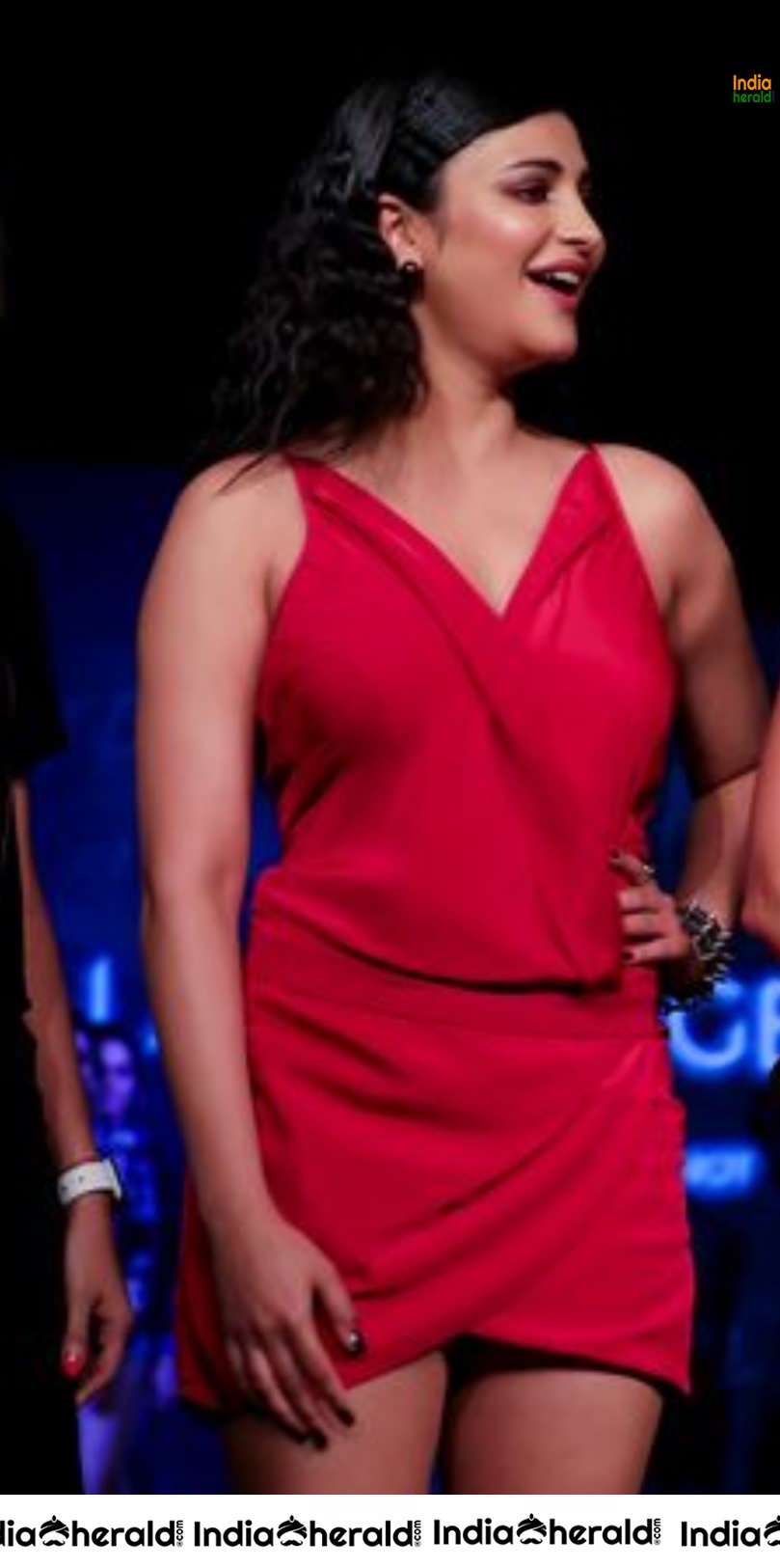 Red Hot Shruti Haasan Hot Thigh Show while walking the ramp
