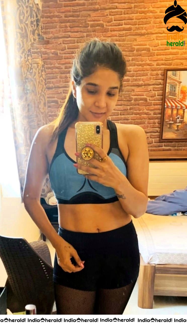 Sakshi Agarwal Hot Cleavage and Fleshy Belly Exposing Latest Photos Set 2