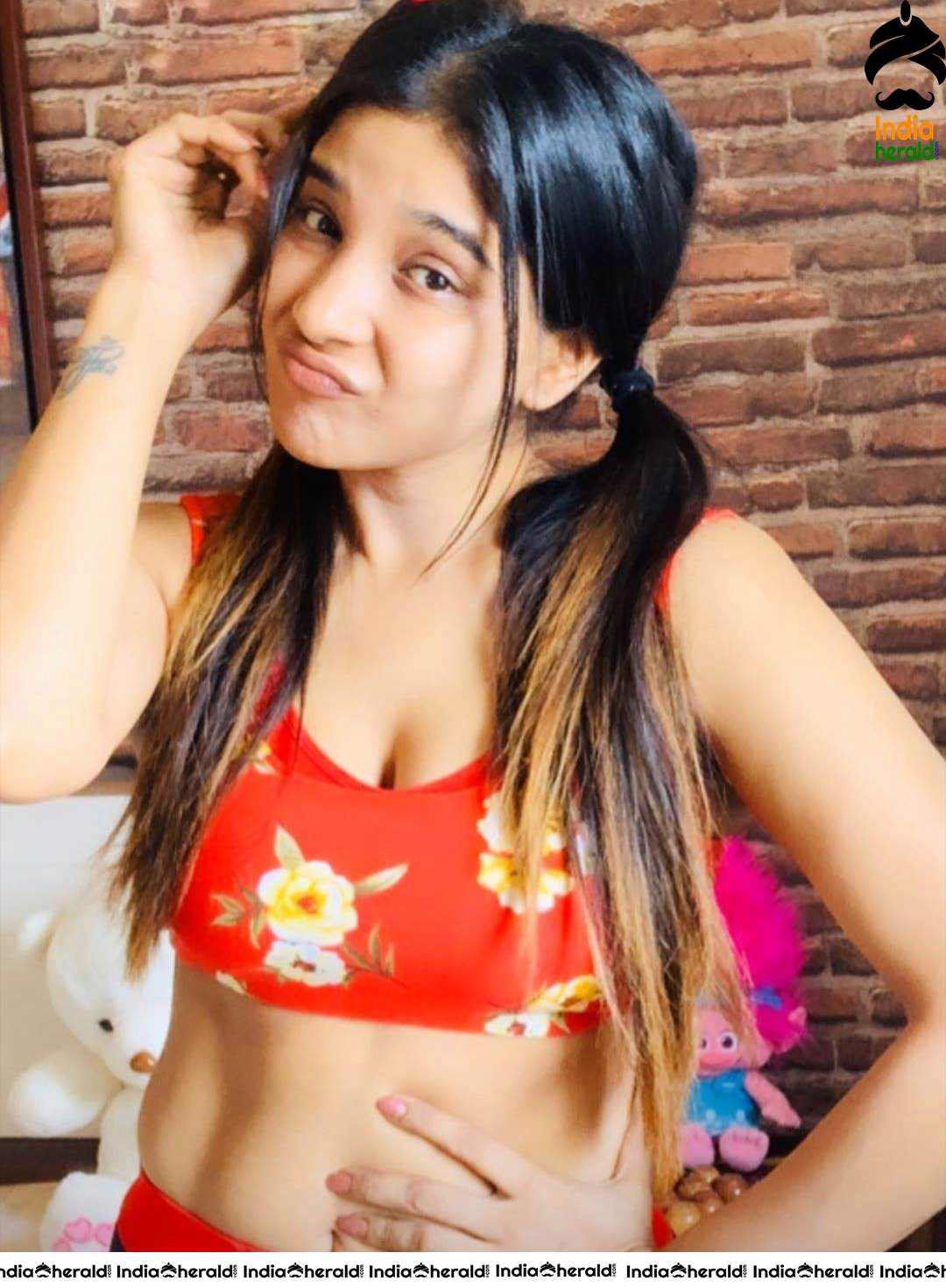 Sakshi Agarwal Hot Cleavage and Fleshy Belly Exposing Latest Photos Set 2