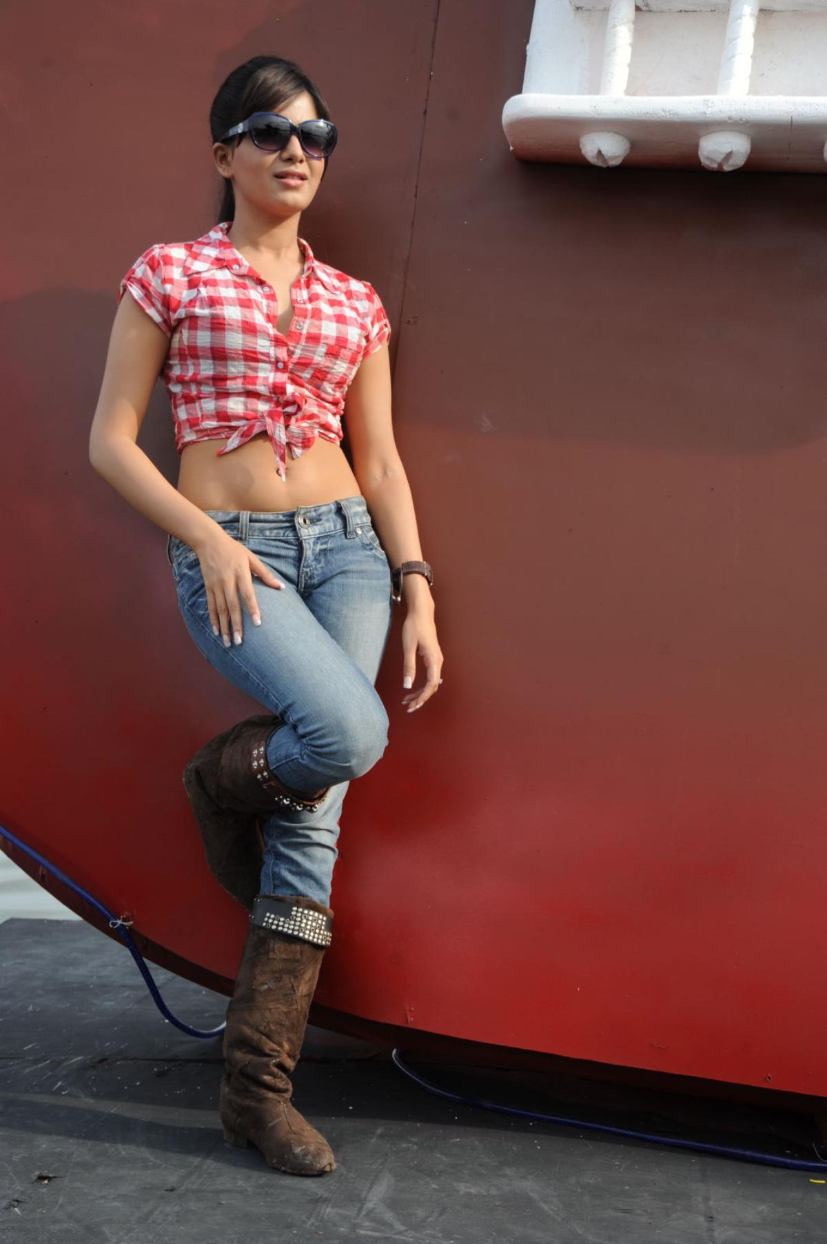 Samantha shows her Sexy Waist by raising the Shirt while wearing a Denim Set 1