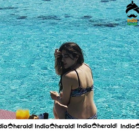 Sara Ali Khan Latest Hot Photos in Bra and Panty by Pool Side