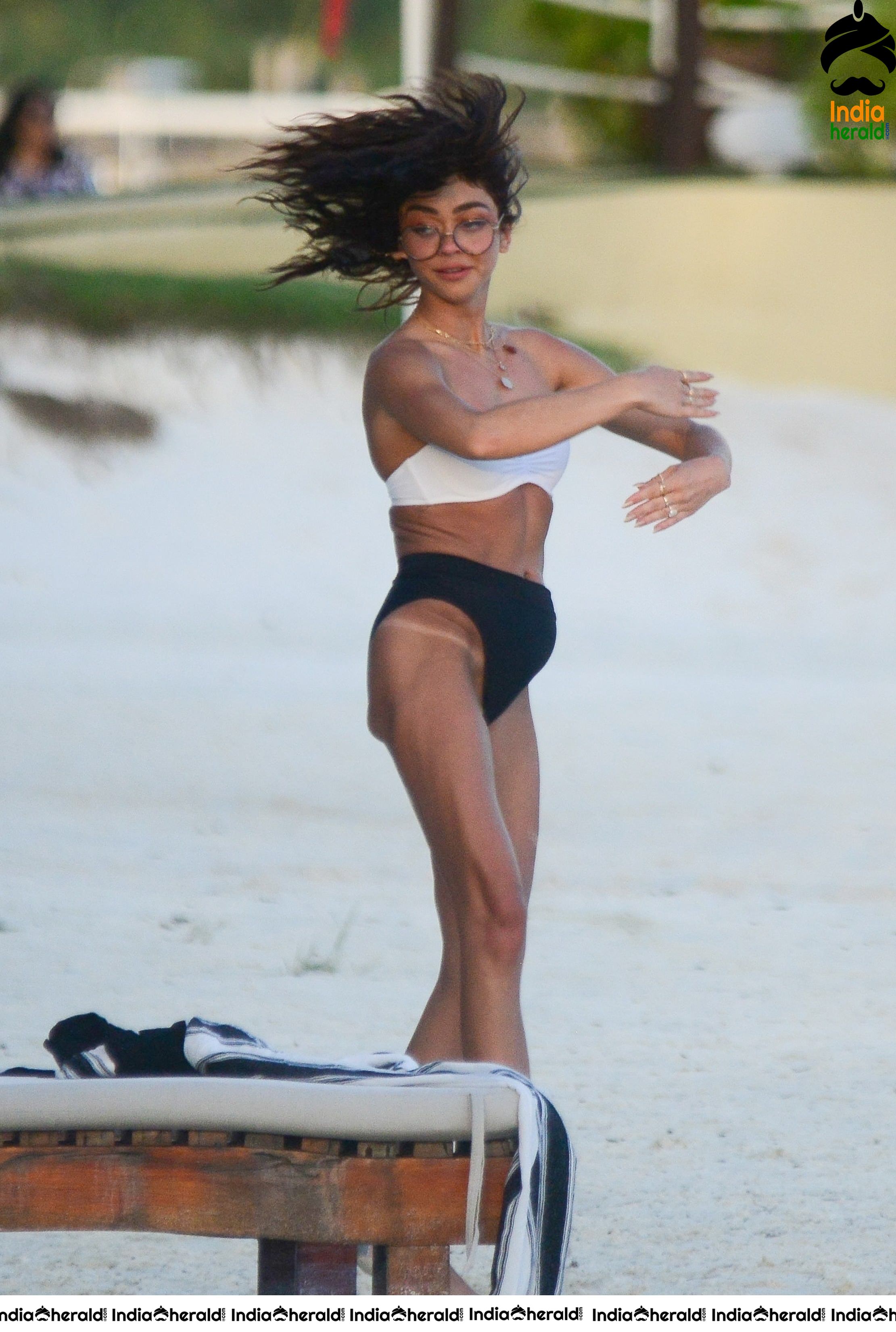 Sarah Hyland in beach with friends at Cancun Set 1