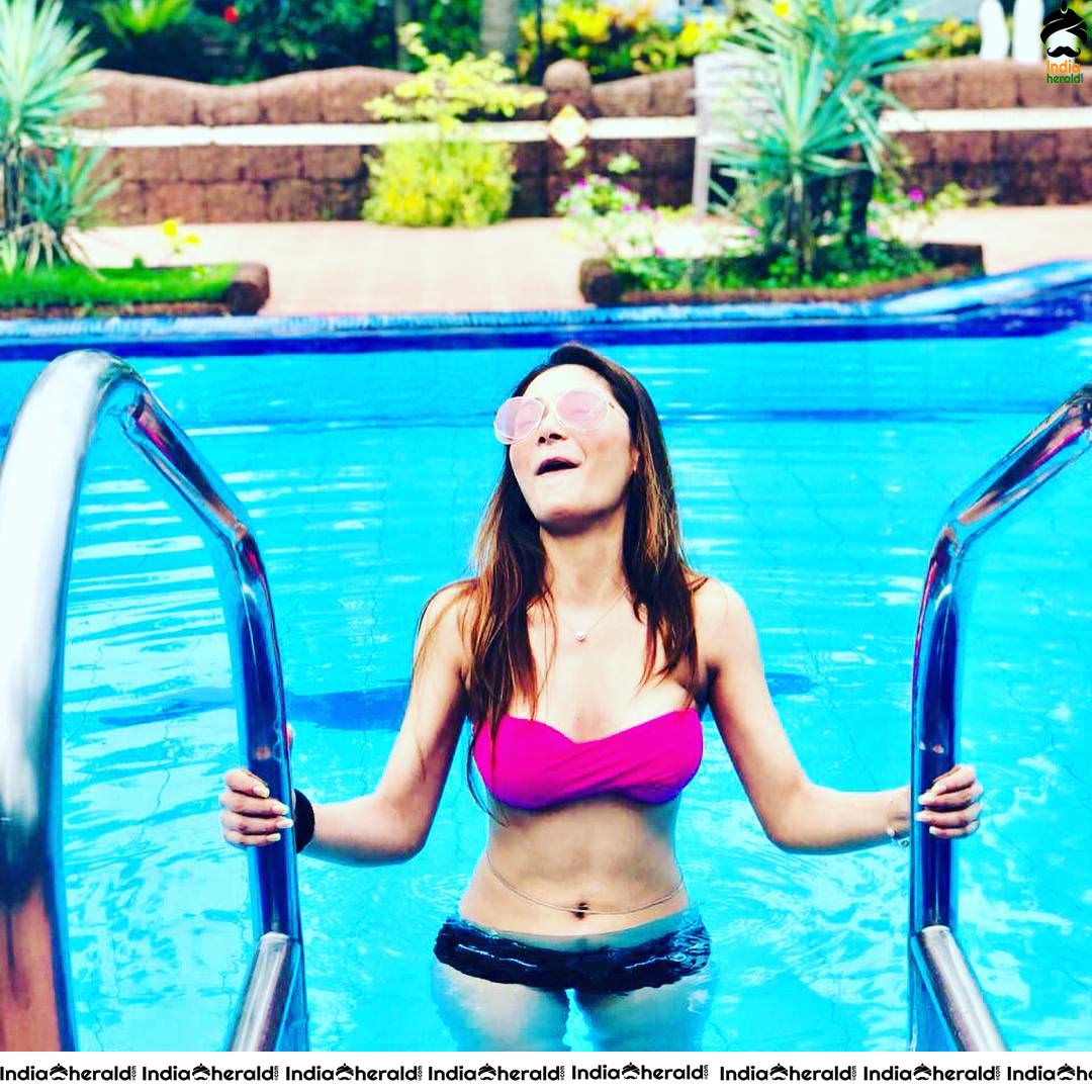 Sarah Khan Oozing Hotness in Bikini as she gets wet by Pool Side