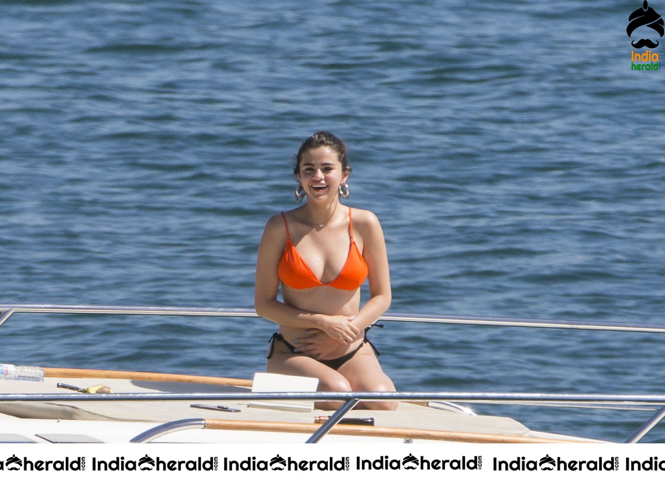 Selena Gomez Caught in Bikini while enjoying a vacay in a Yacht Set 1