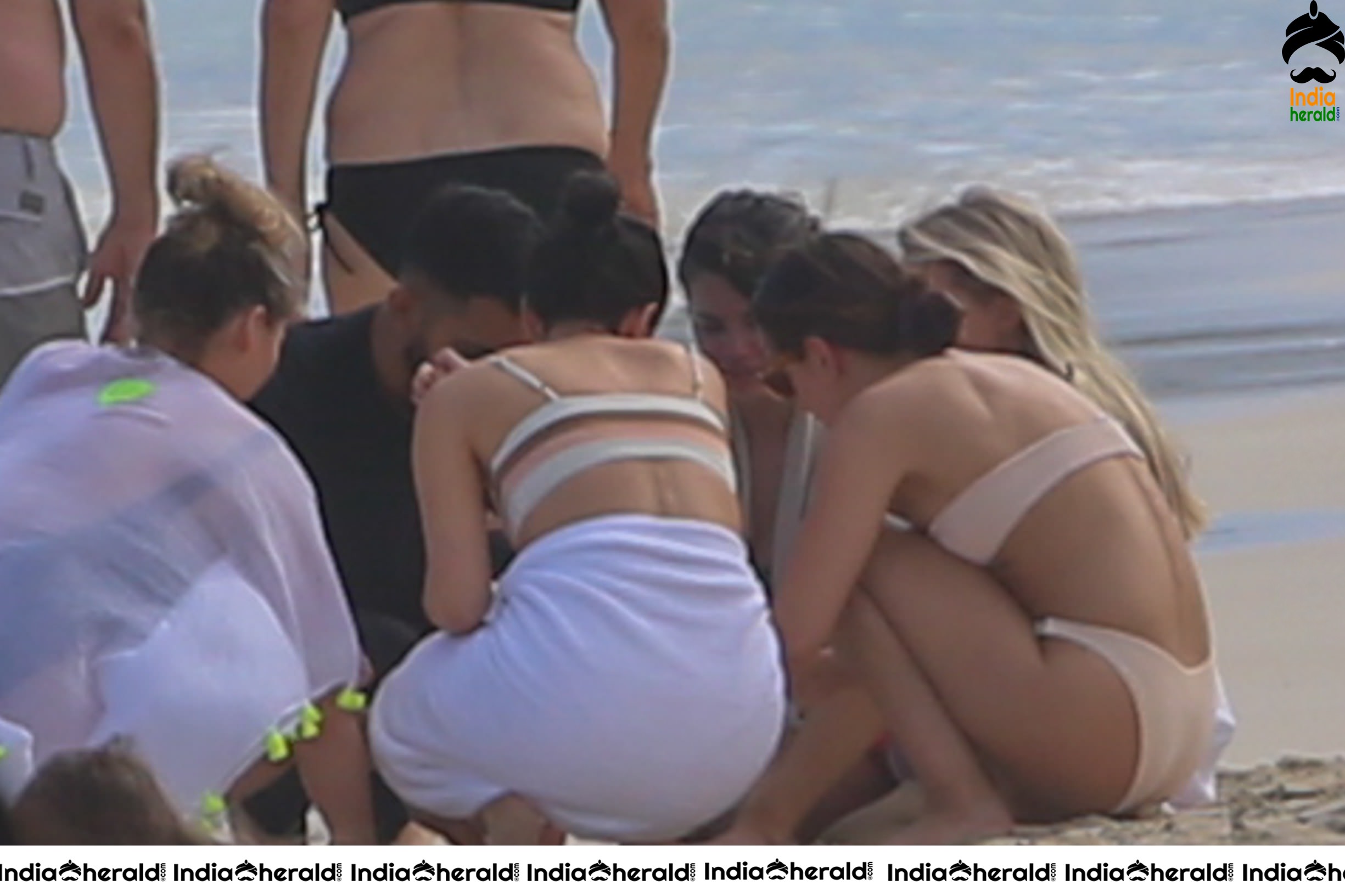 Selena Gomez Hot Photos in a Bikini as she flaunts her Young little body at a Beach in Hawaii Set 1