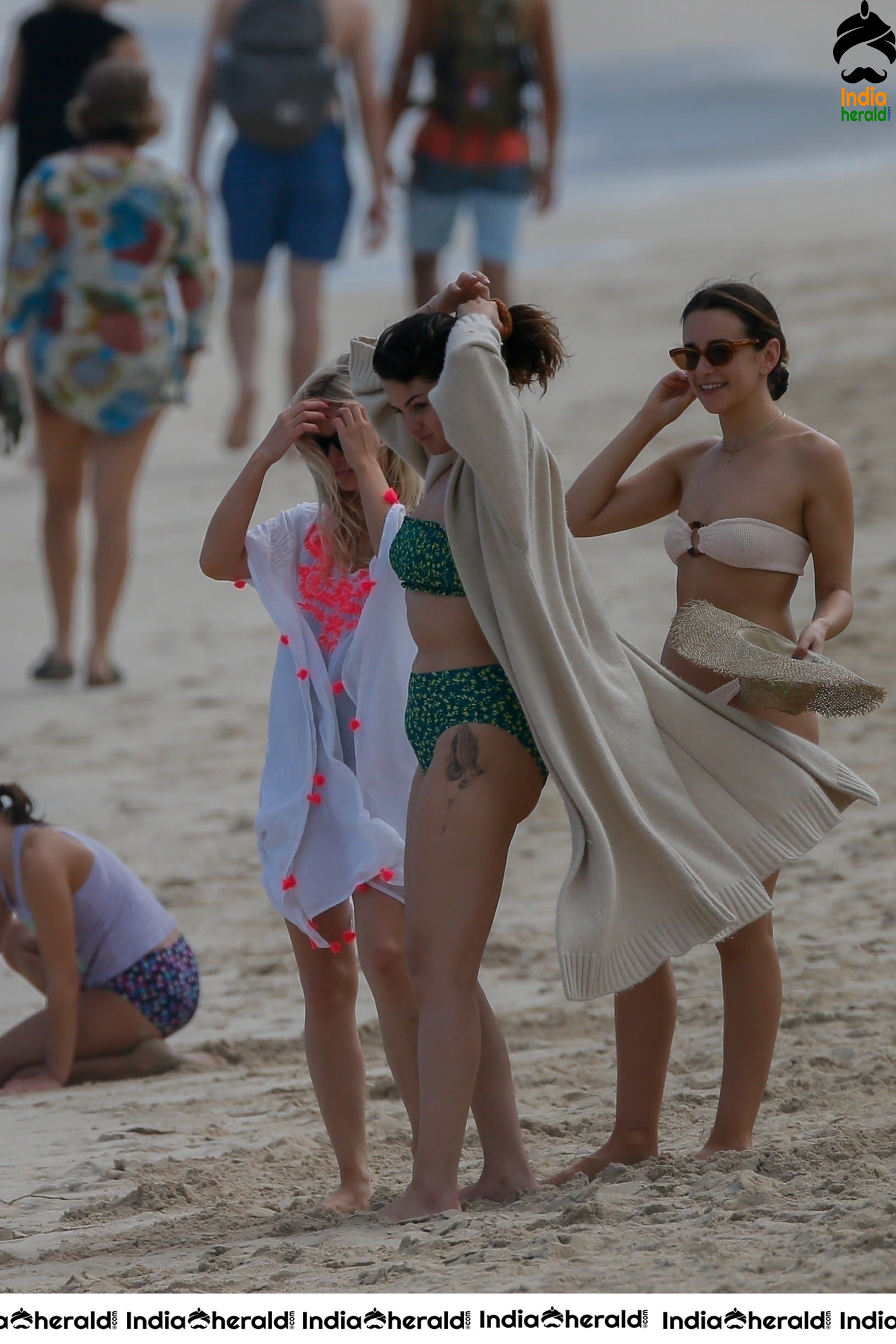 Selena Gomez Hot Photos in a Bikini as she flaunts her Young little body at a Beach in Hawaii Set 2
