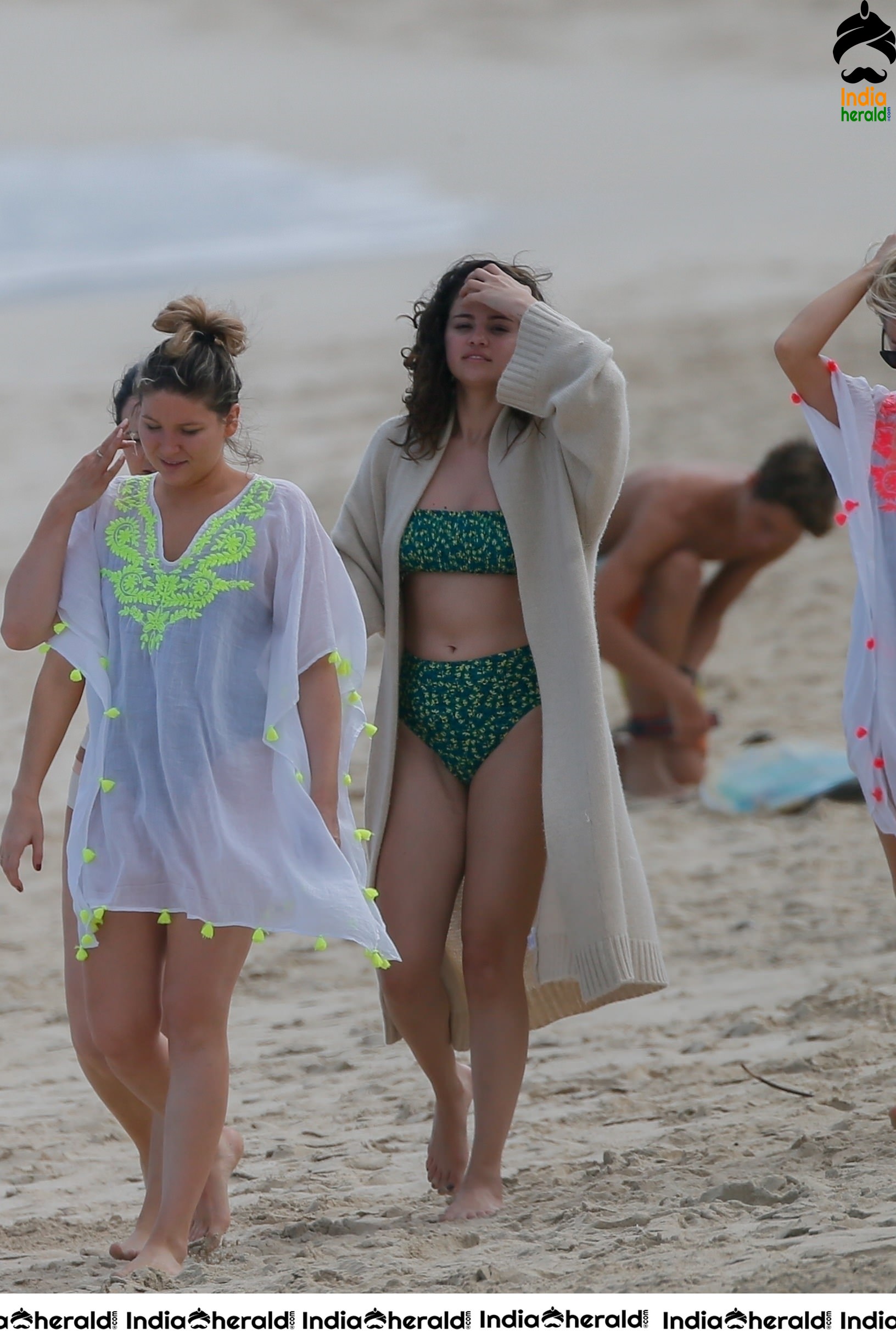 Selena Gomez Hot Photos in a Bikini as she flaunts her Young little body at a Beach in Hawaii Set 2