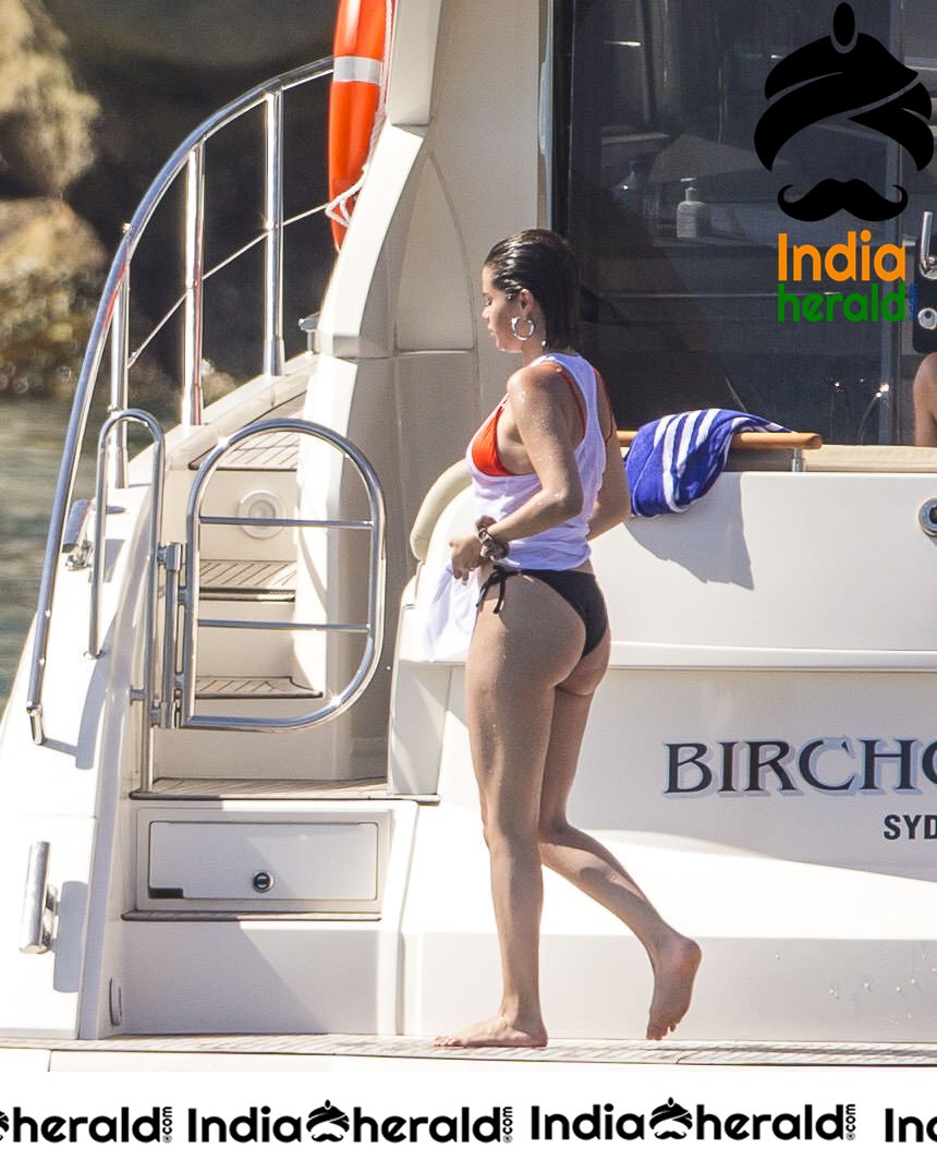 Selena Gomez Shows her Hot Sexy Back and Flaunts her Assets in Bikini Set 1