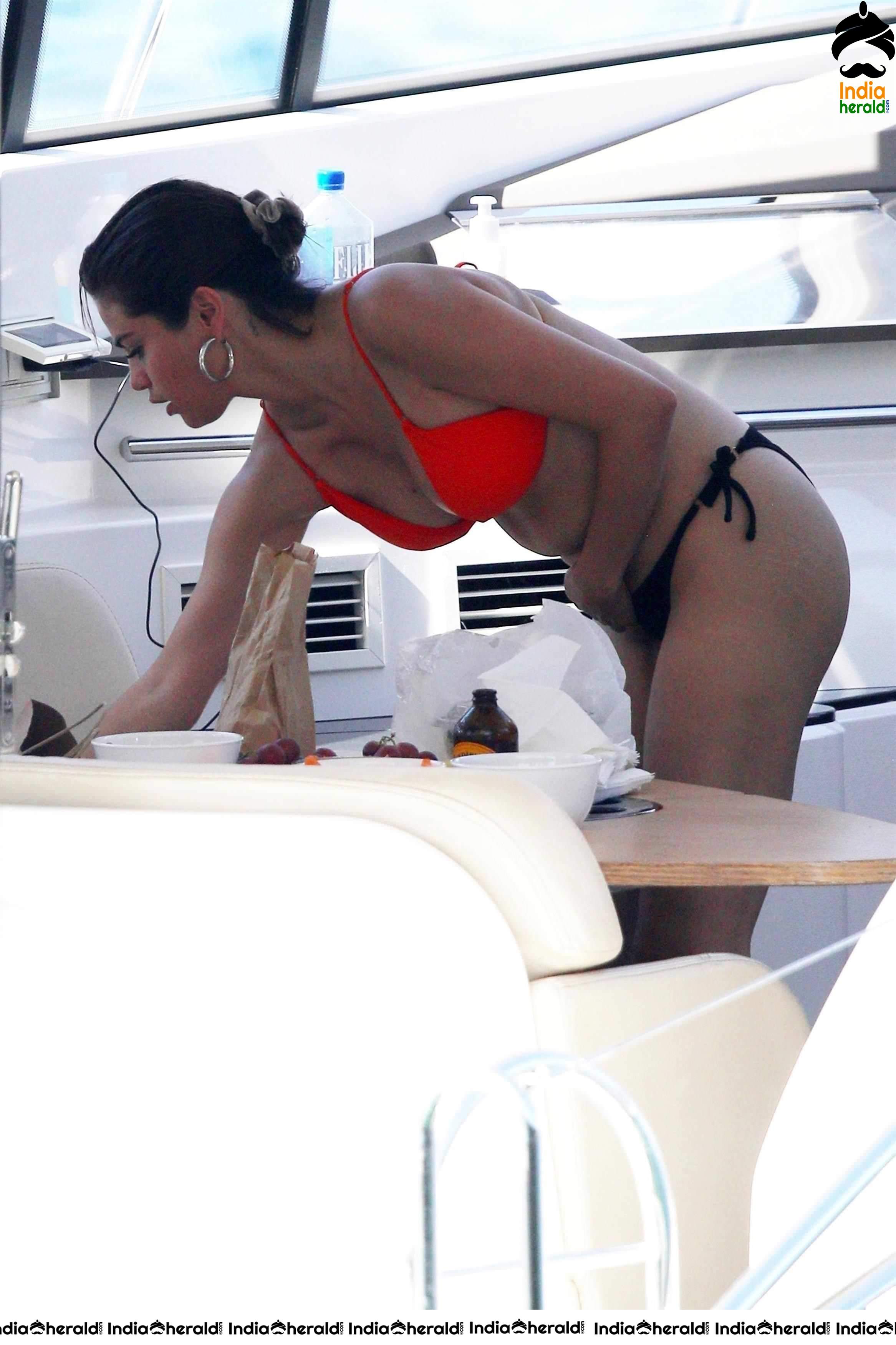 Selena Gomez Shows her Hot Sexy Back and Flaunts her Assets in Bikini Set 3