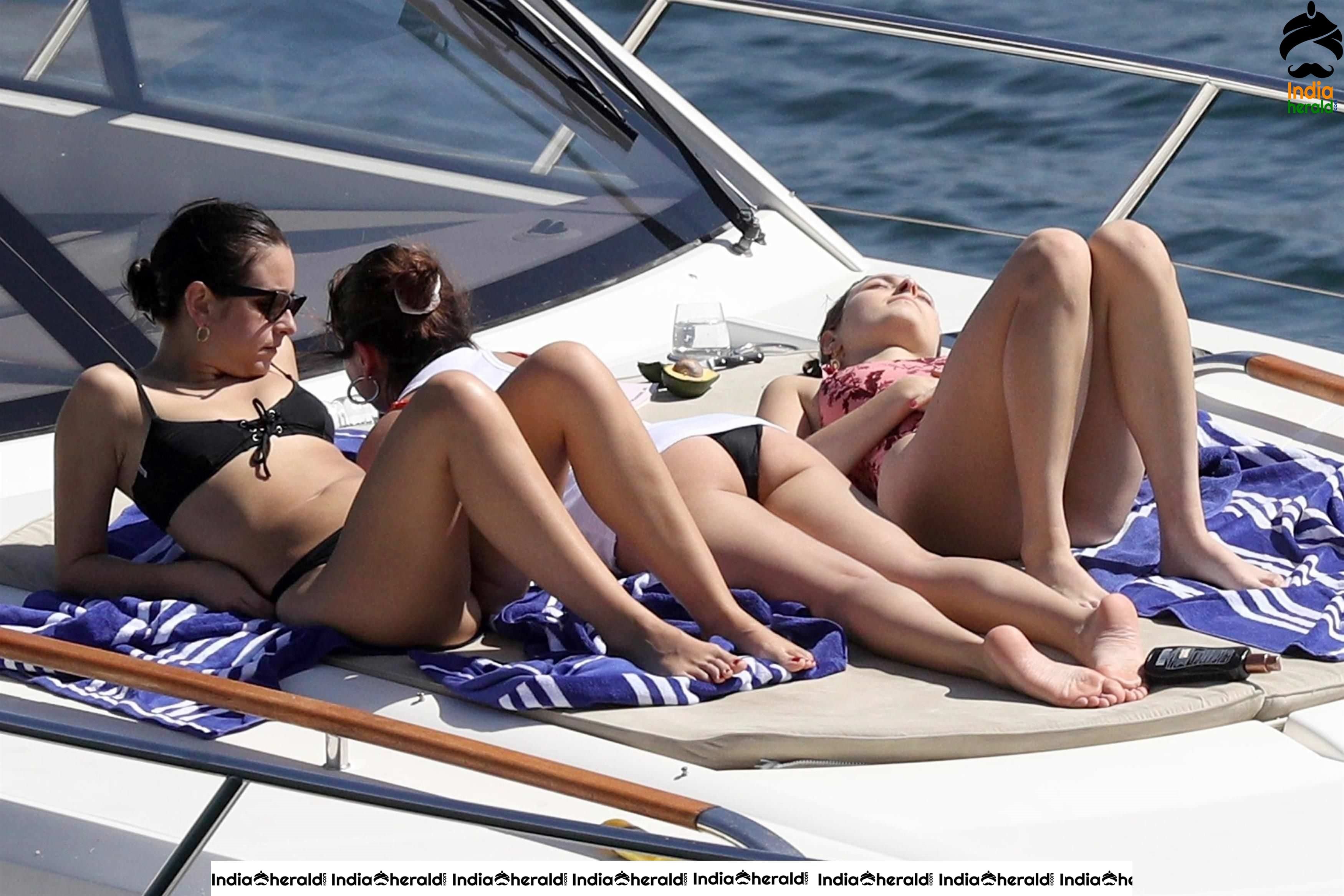 Selena Gomez Shows her Hot Sexy Back and Flaunts her Assets in Bikini Set 3