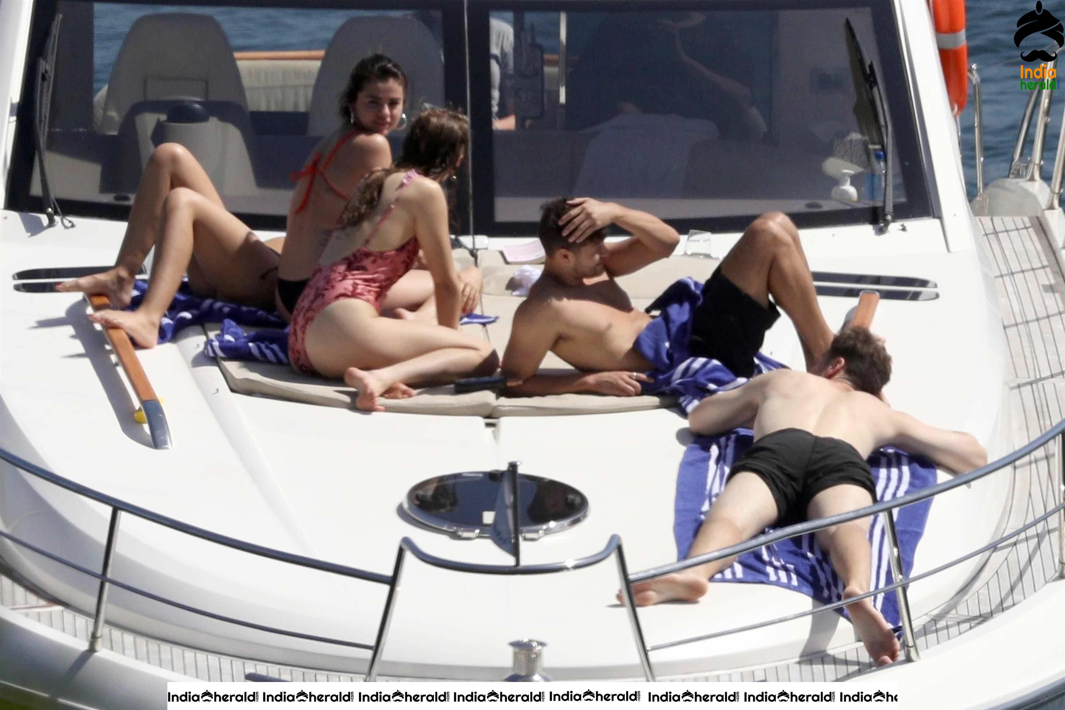 Selena Gomez Shows her Hot Sexy Back and Flaunts her Assets in Bikini Set 3