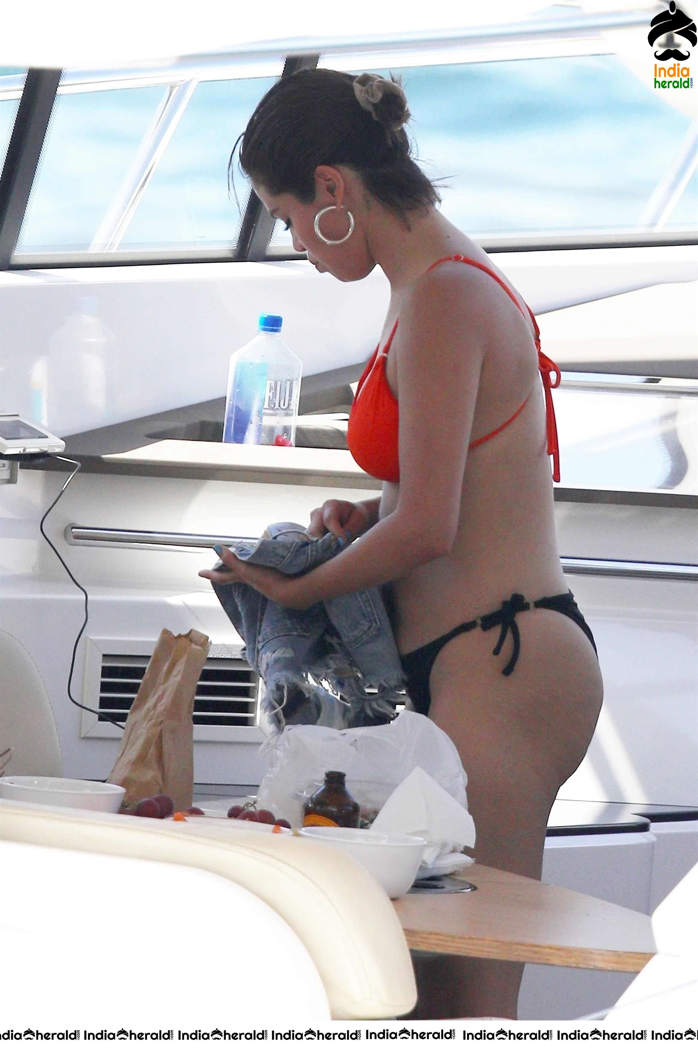 Selena Gomez Shows her Hot Sexy Back and Flaunts her Assets in Bikini Set 3