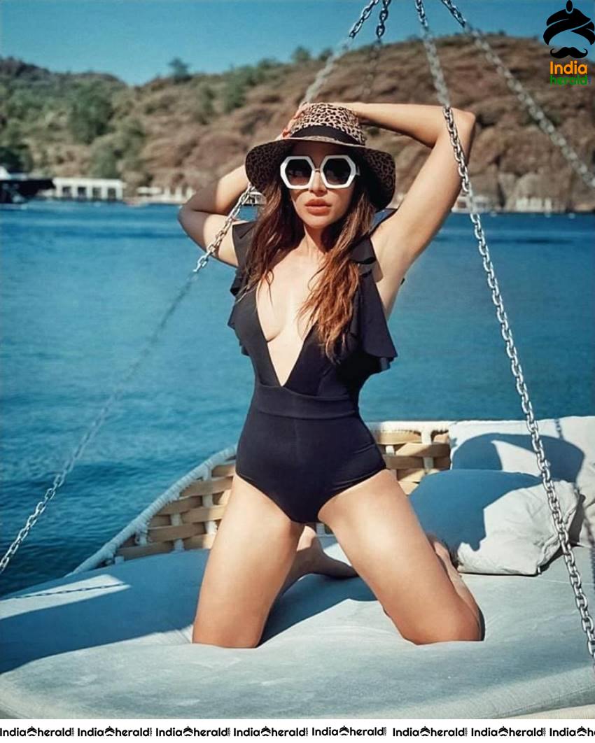 Shama Sikander Hottest Bikini Clicks Set 1