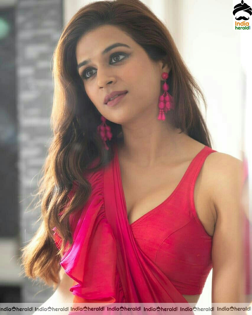 Shraddha Das Hot Tummy Show in Frill Saree