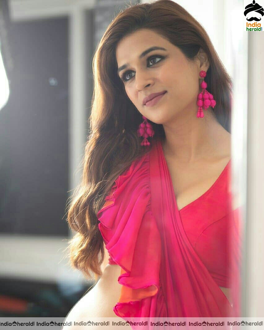 Shraddha Das Hot Tummy Show in Frill Saree