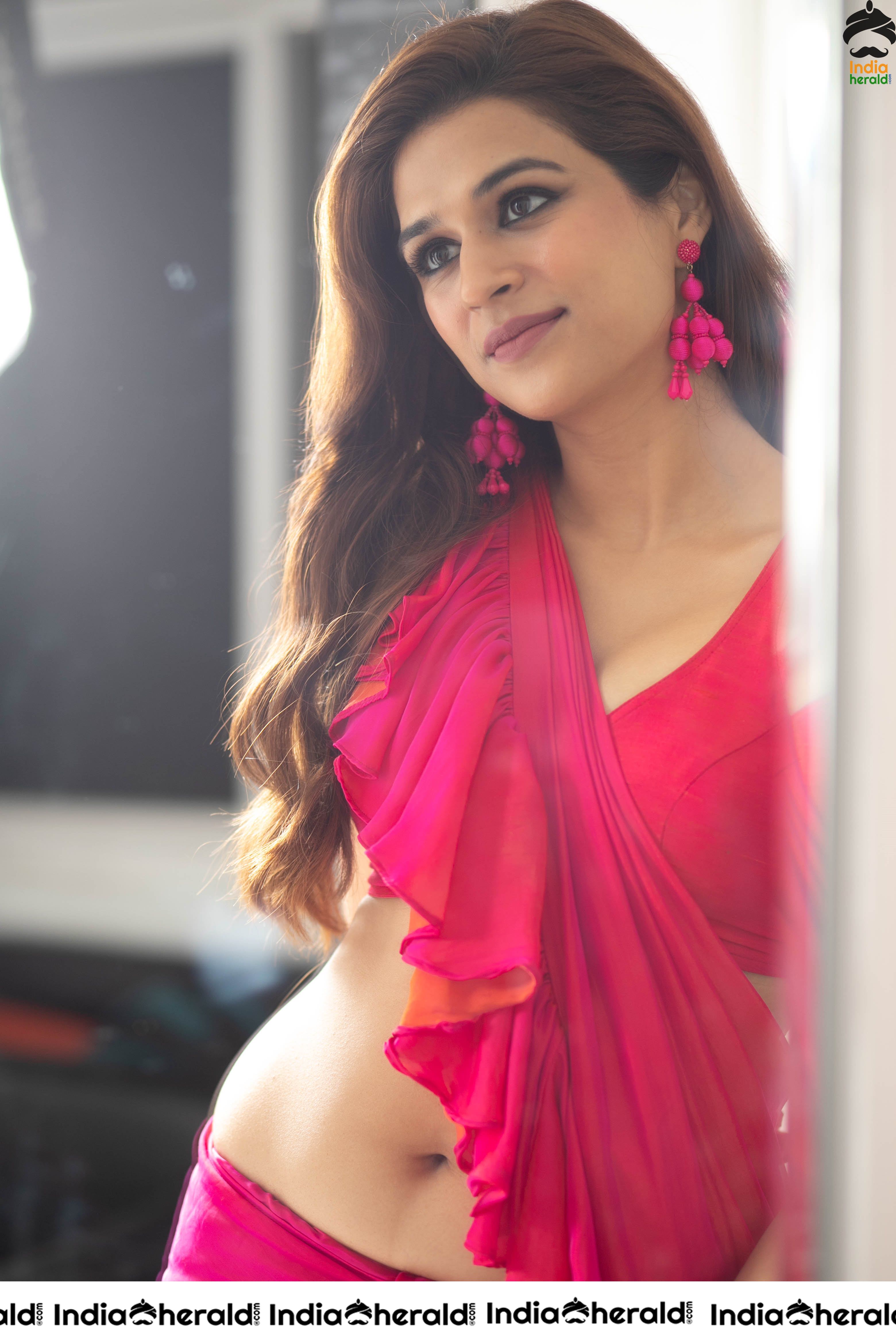 Shraddha Das Sizzling Hot in Pink Saree by Exposing her Hot Curves