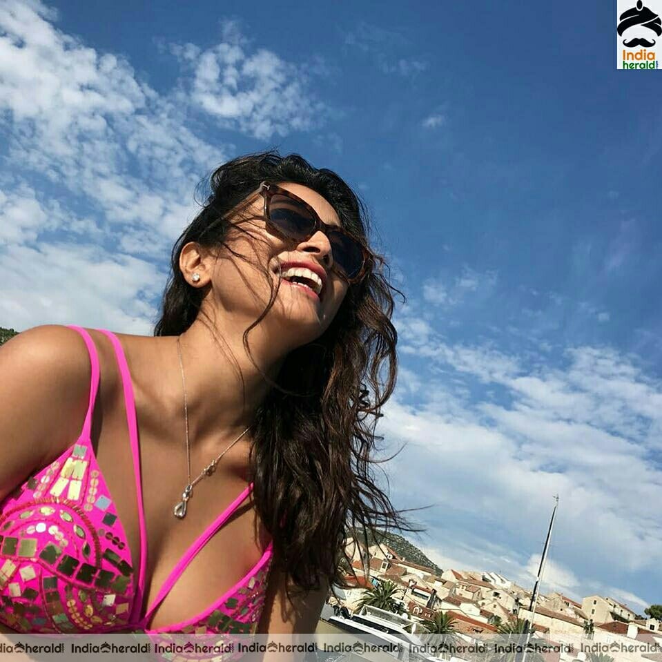 Shriya Saran Hot Sizzling Photo Stills