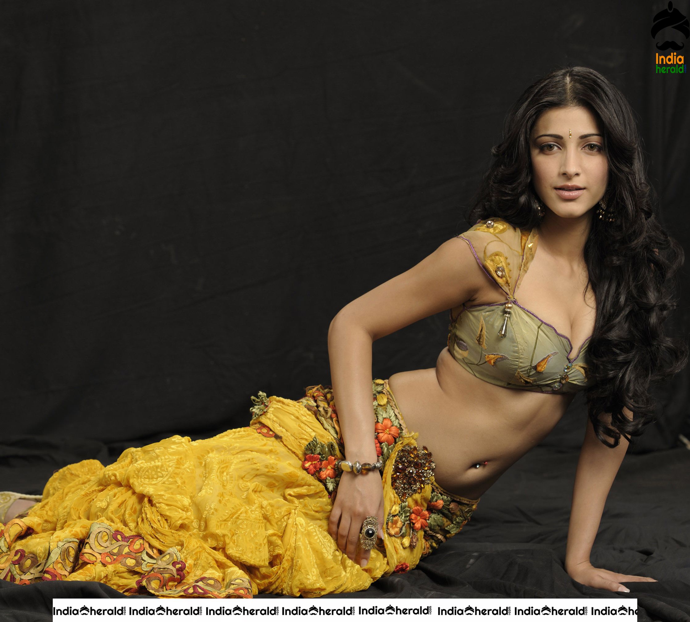 Shruti Haasan exposes her Hot Milky Midriff and Teasing Navel in these Unseen Photos