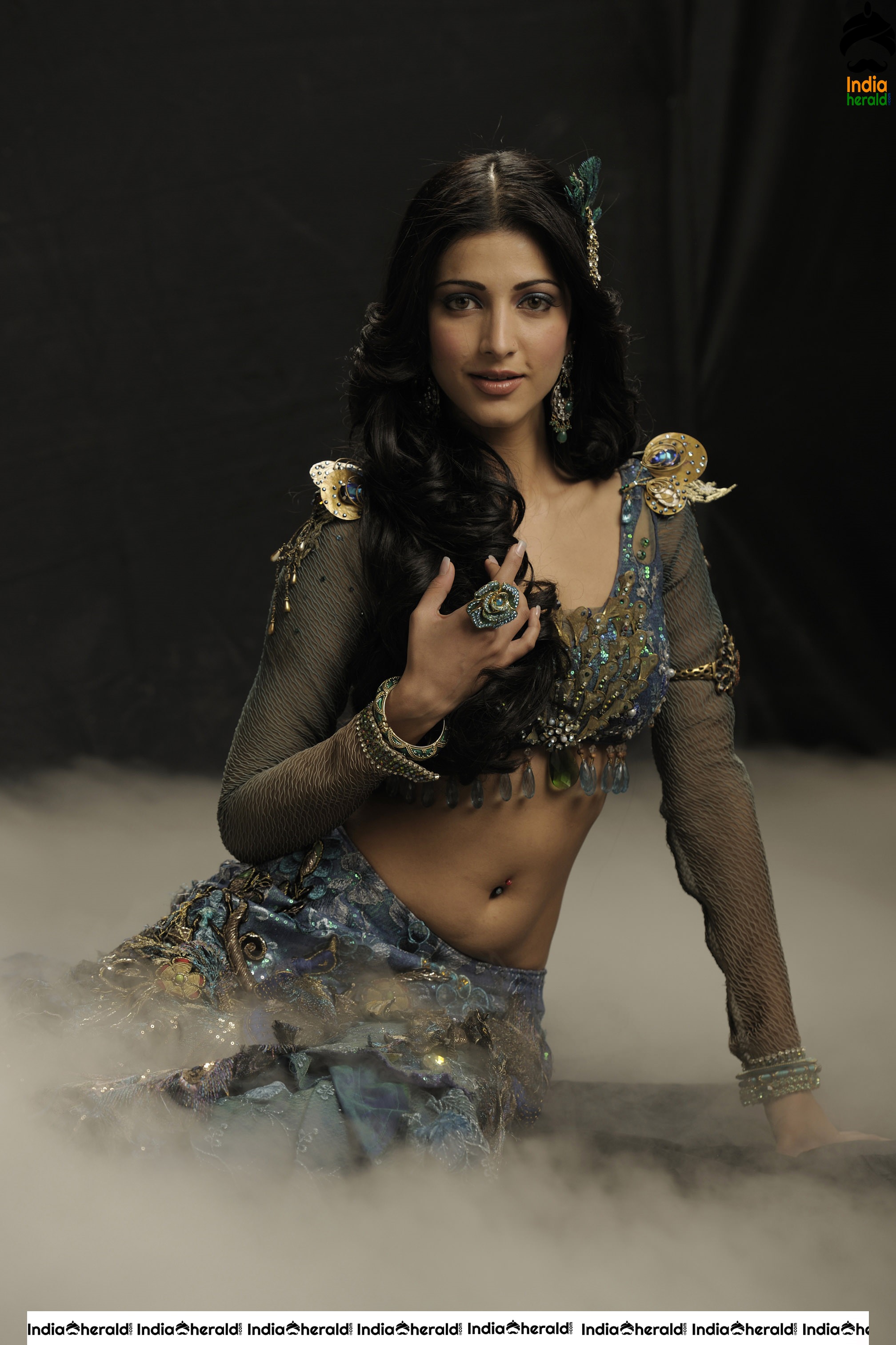 Shruti Haasan exposes her Hot Milky Midriff and Teasing Navel in these Unseen Photos
