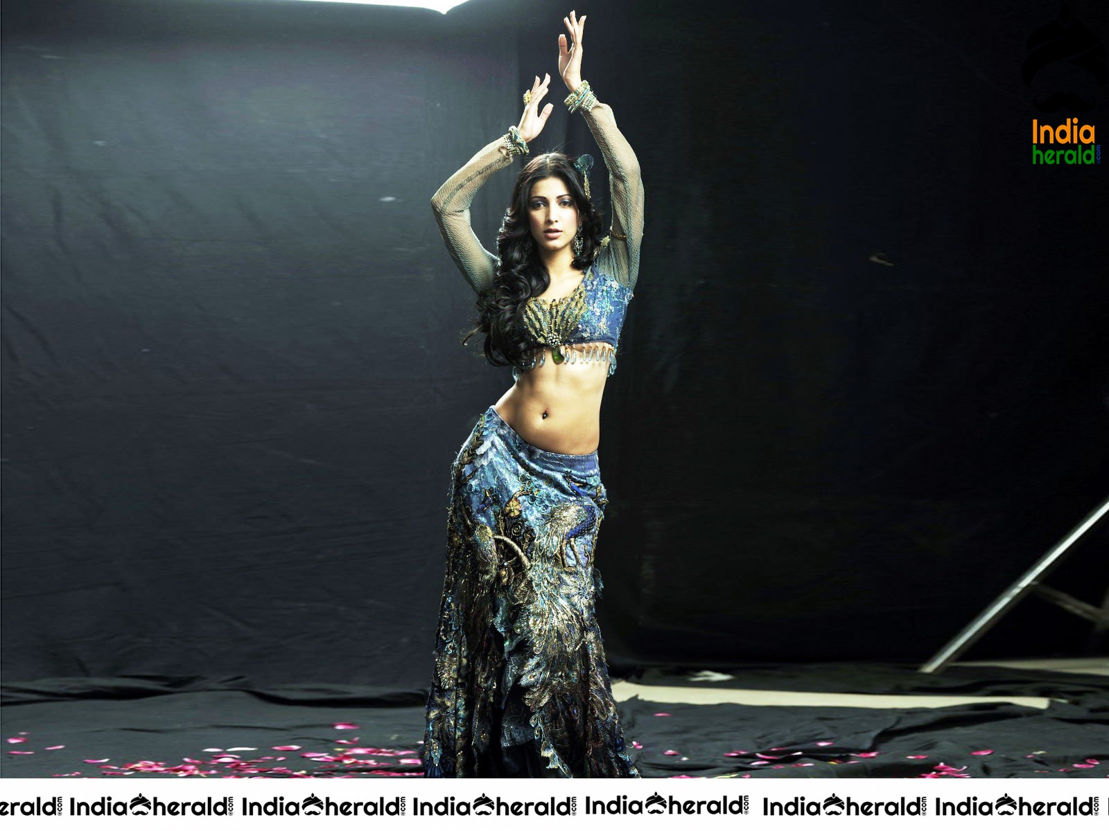 Shruti Haasan exposes her Hot Milky Midriff and Teasing Navel in these Unseen Photos