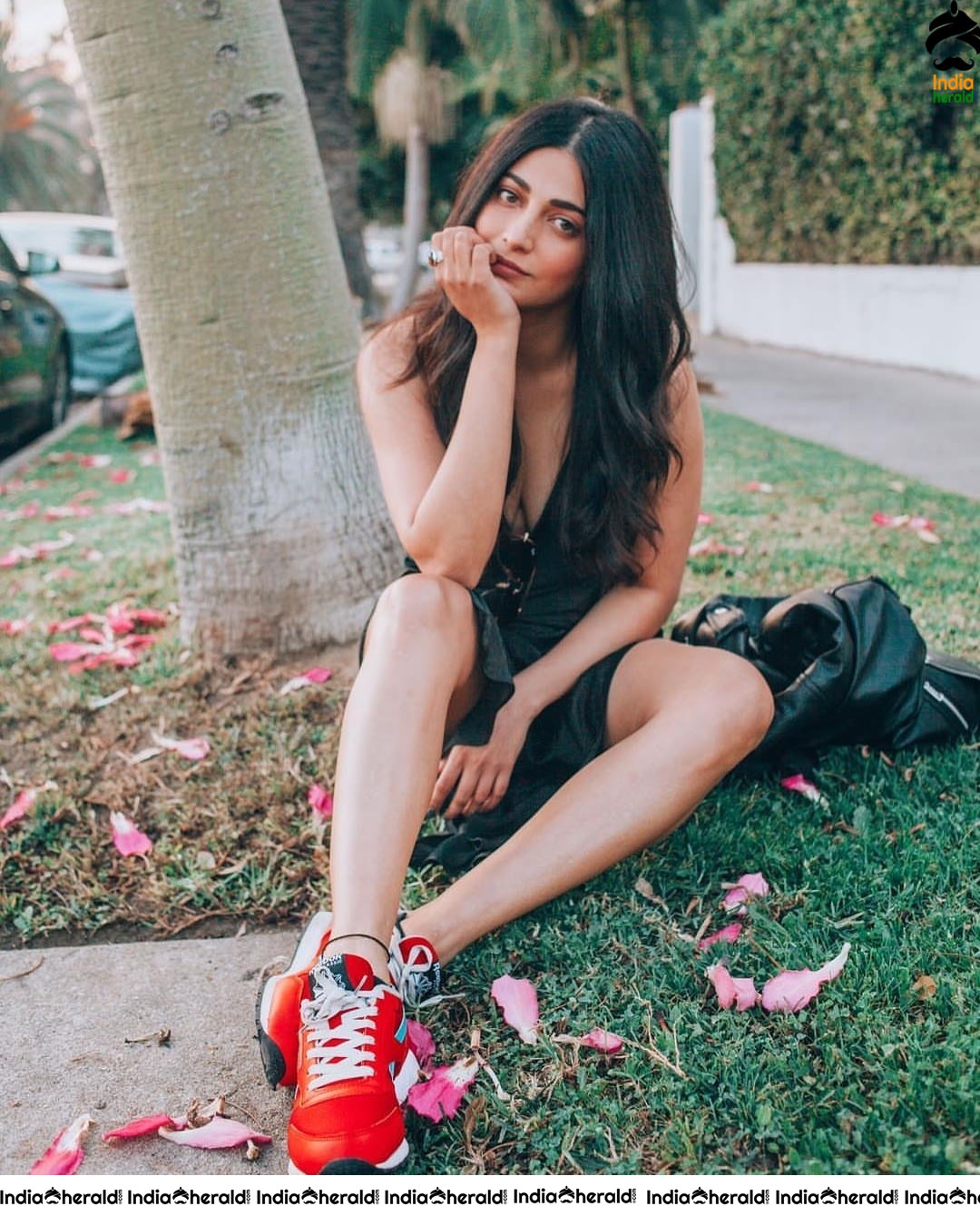 Shruti Haasan flaunts her Slender Milky Thighs and Teases our Mood