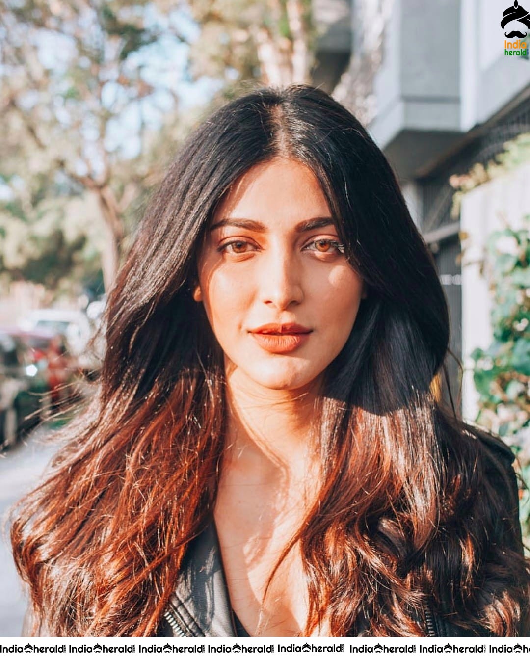 Shruti Haasan flaunts her Slender Milky Thighs and Teases our Mood