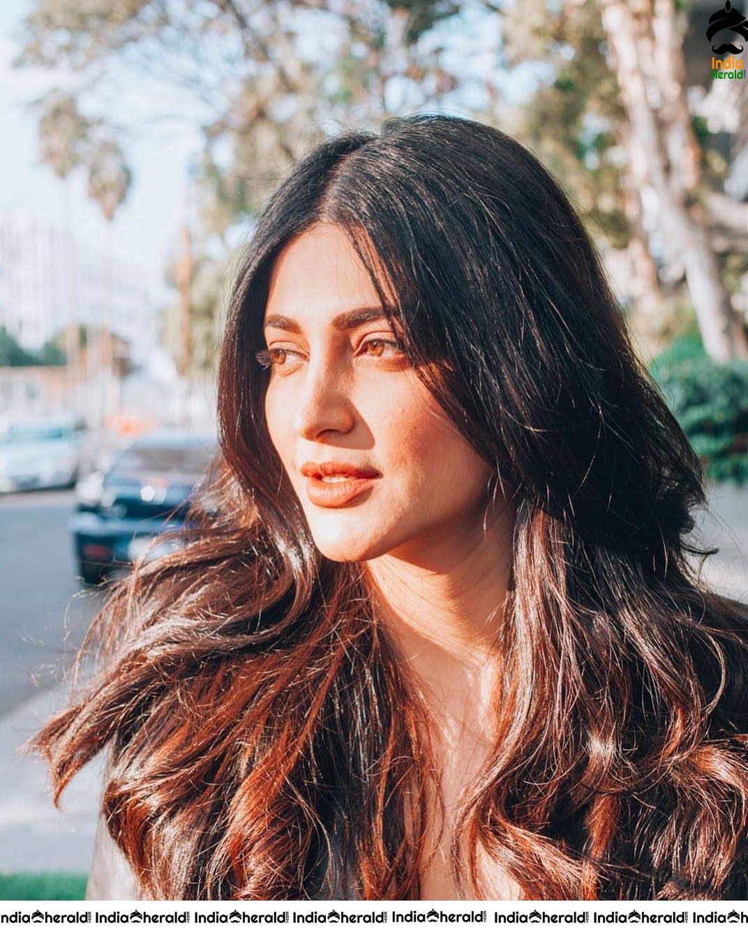 Shruti Haasan flaunts her Slender Milky Thighs and Teases our Mood