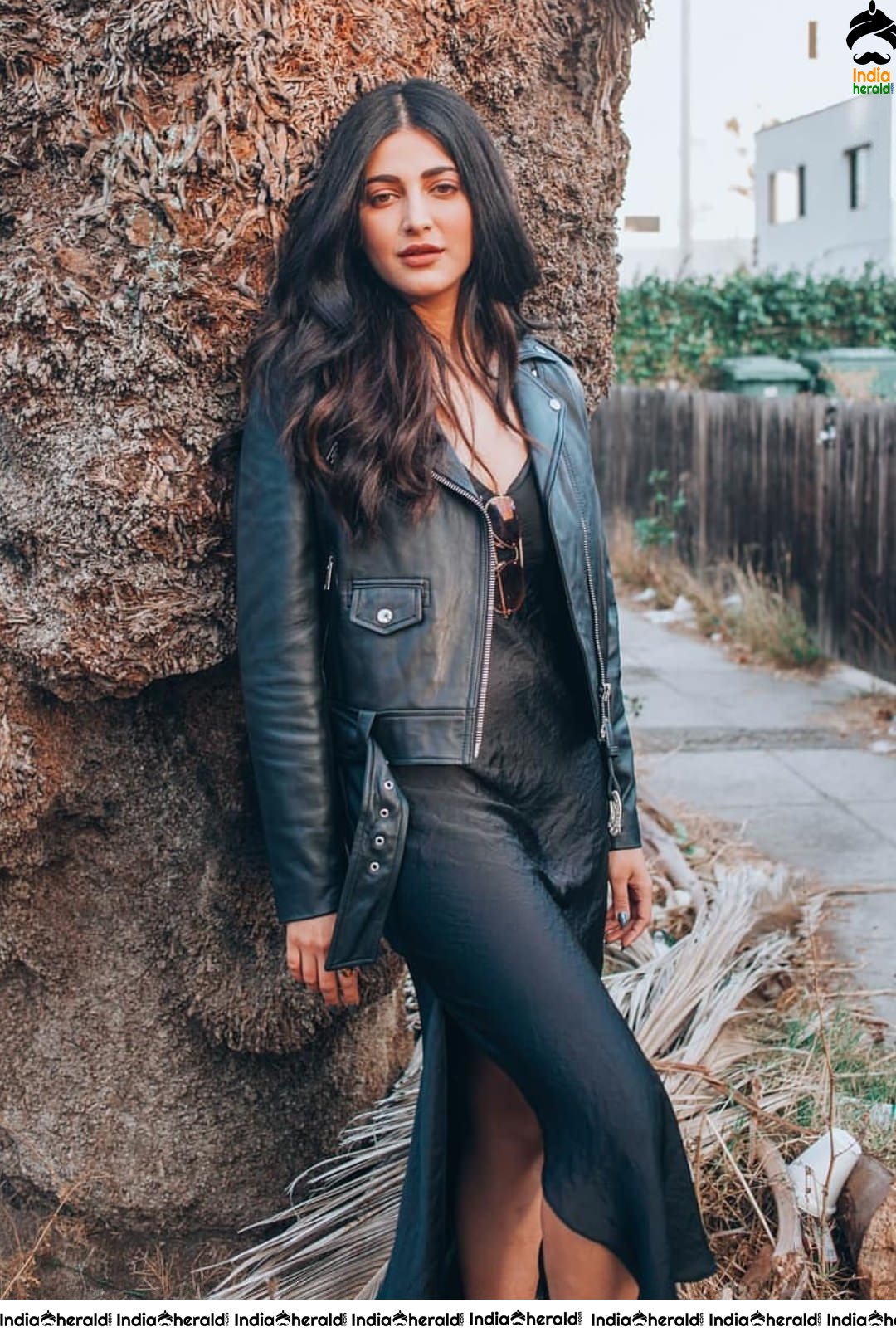 Shruti Haasan flaunts her Slender Milky Thighs and Teases our Mood