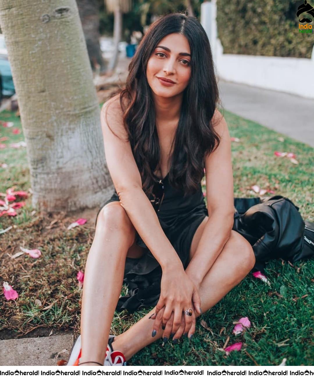Shruti Haasan flaunts her Slender Milky Thighs and Teases our Mood