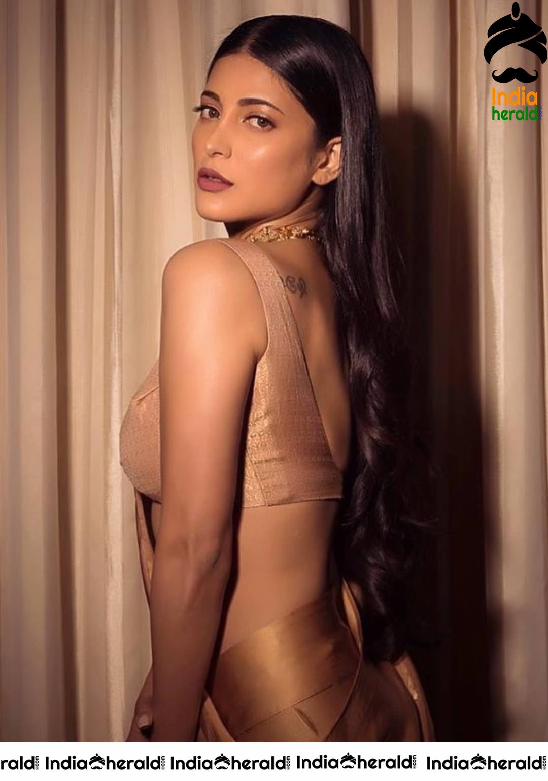 Shruti Haasan Latest Photos and her Hot Hip Show in Saree