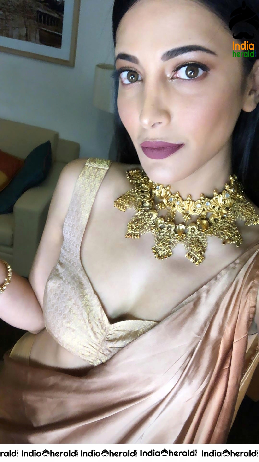 Shruti Haasan Latest Photos and her Hot Hip Show in Saree