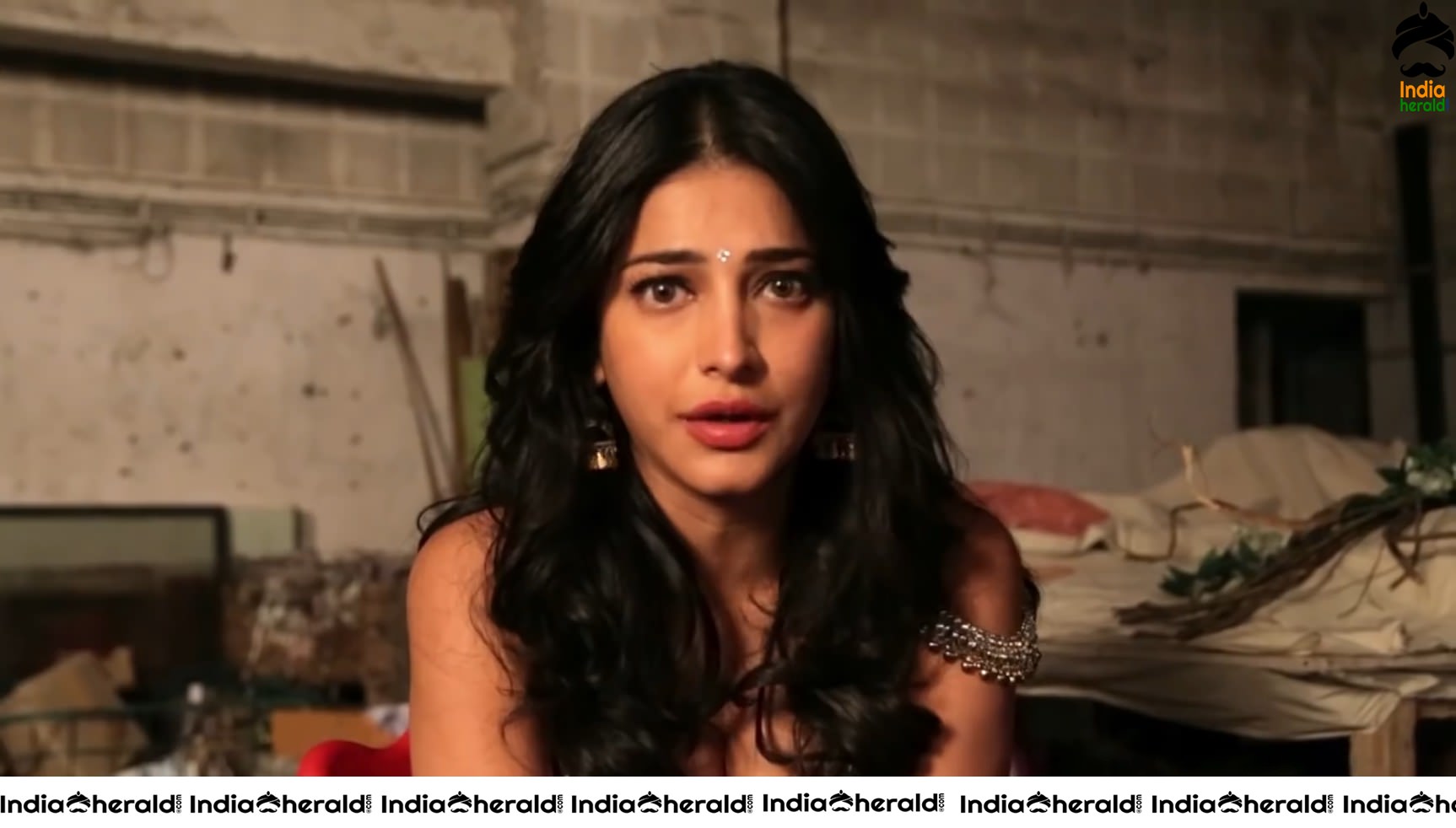 Shruti Haasan Unesen Latest Hot Cleavage Exposing Photos during an Interview