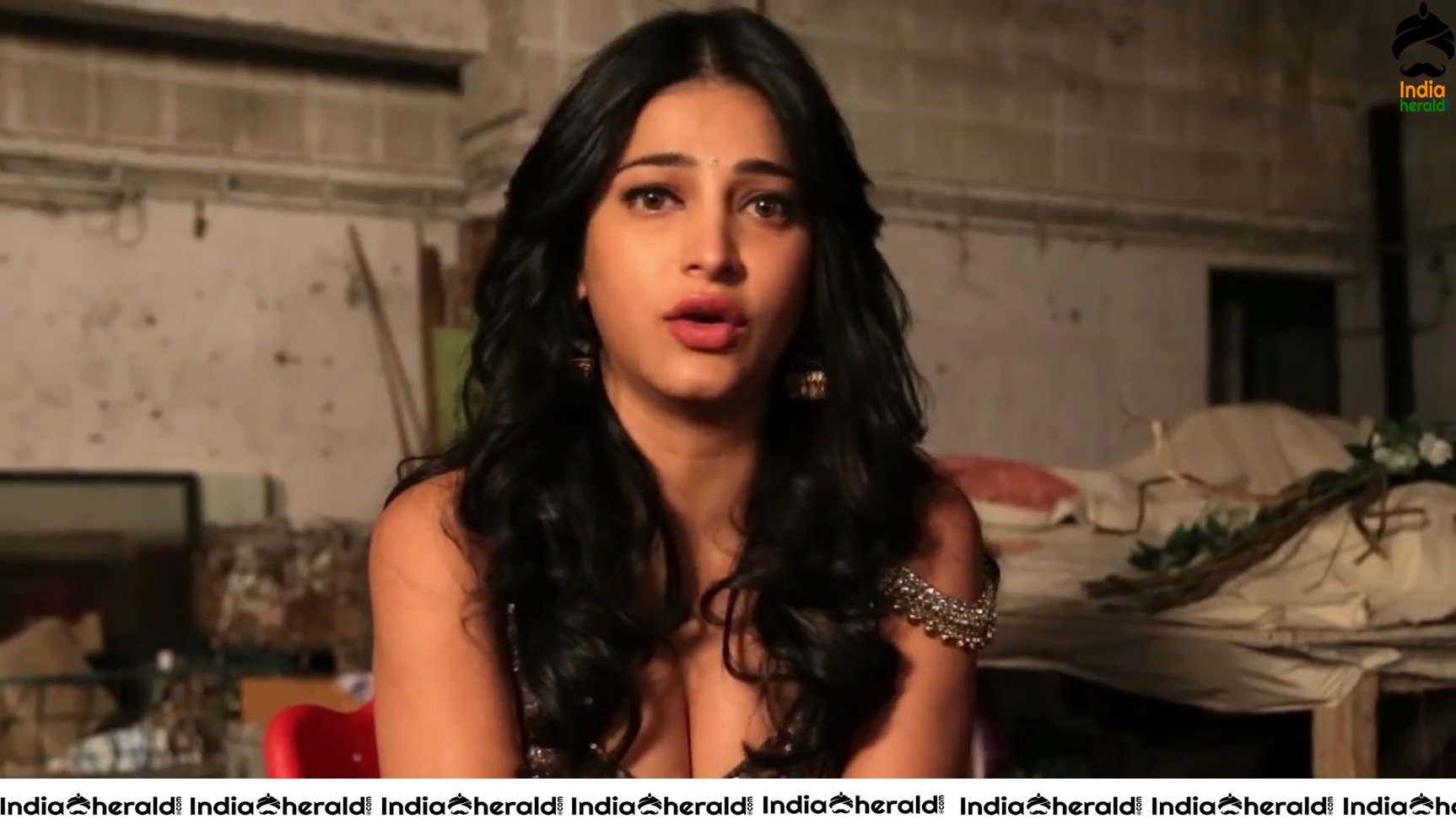 Shruti Haasan Unesen Latest Hot Cleavage Exposing Photos during an Interview