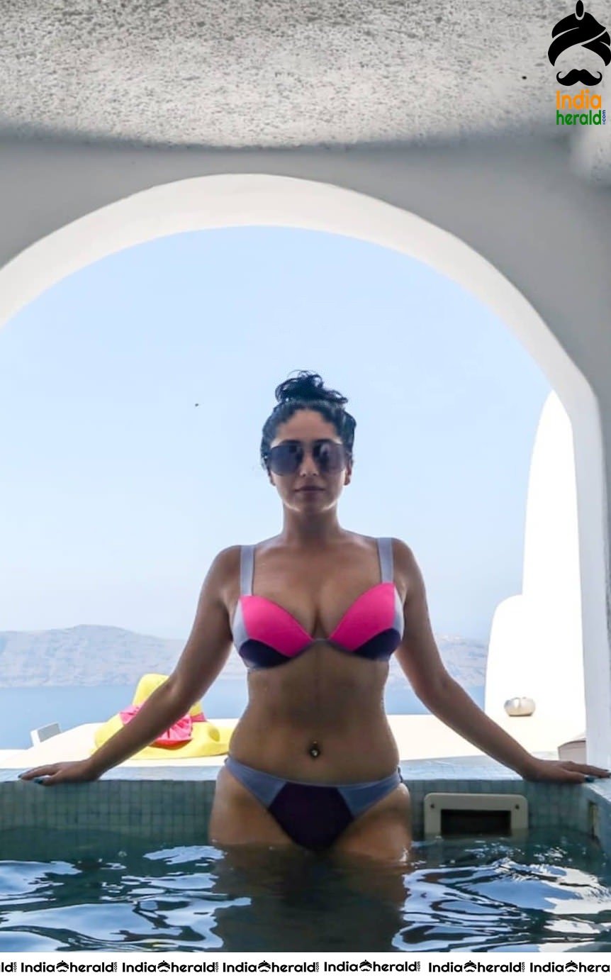 Singer Neha Bhasin Hot Photos Collection to tempt your mood Set 1
