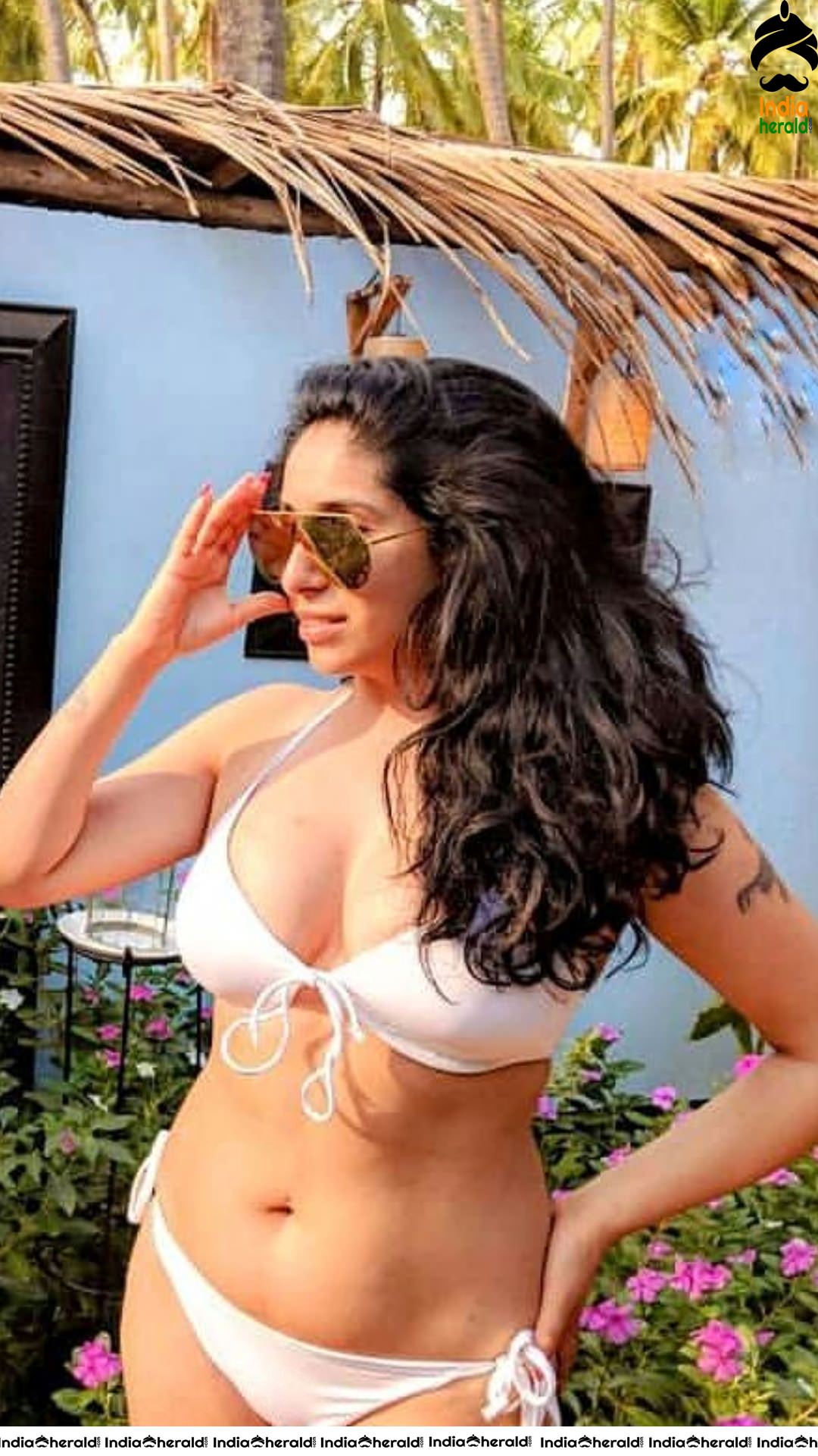 Singer Neha Bhasin Hot Photos Collection to tempt your mood Set 2