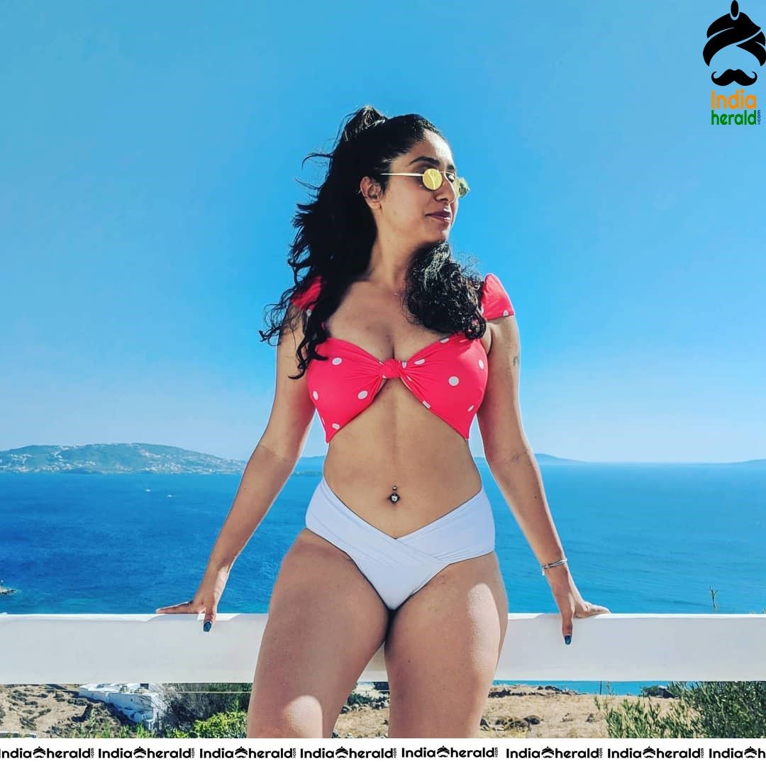 Singer Neha Bhasin Hot Photos Collection to tempt your mood Set 2