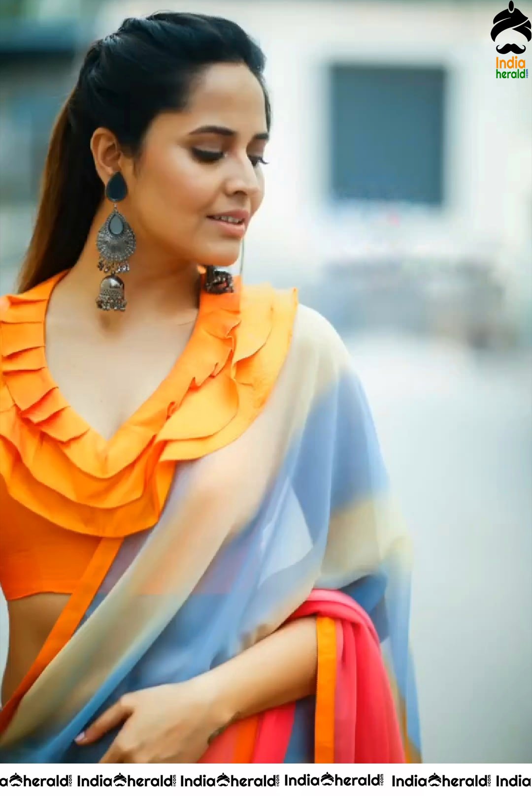 Sizzling Anasuya Shows her Hot Curves in Saree