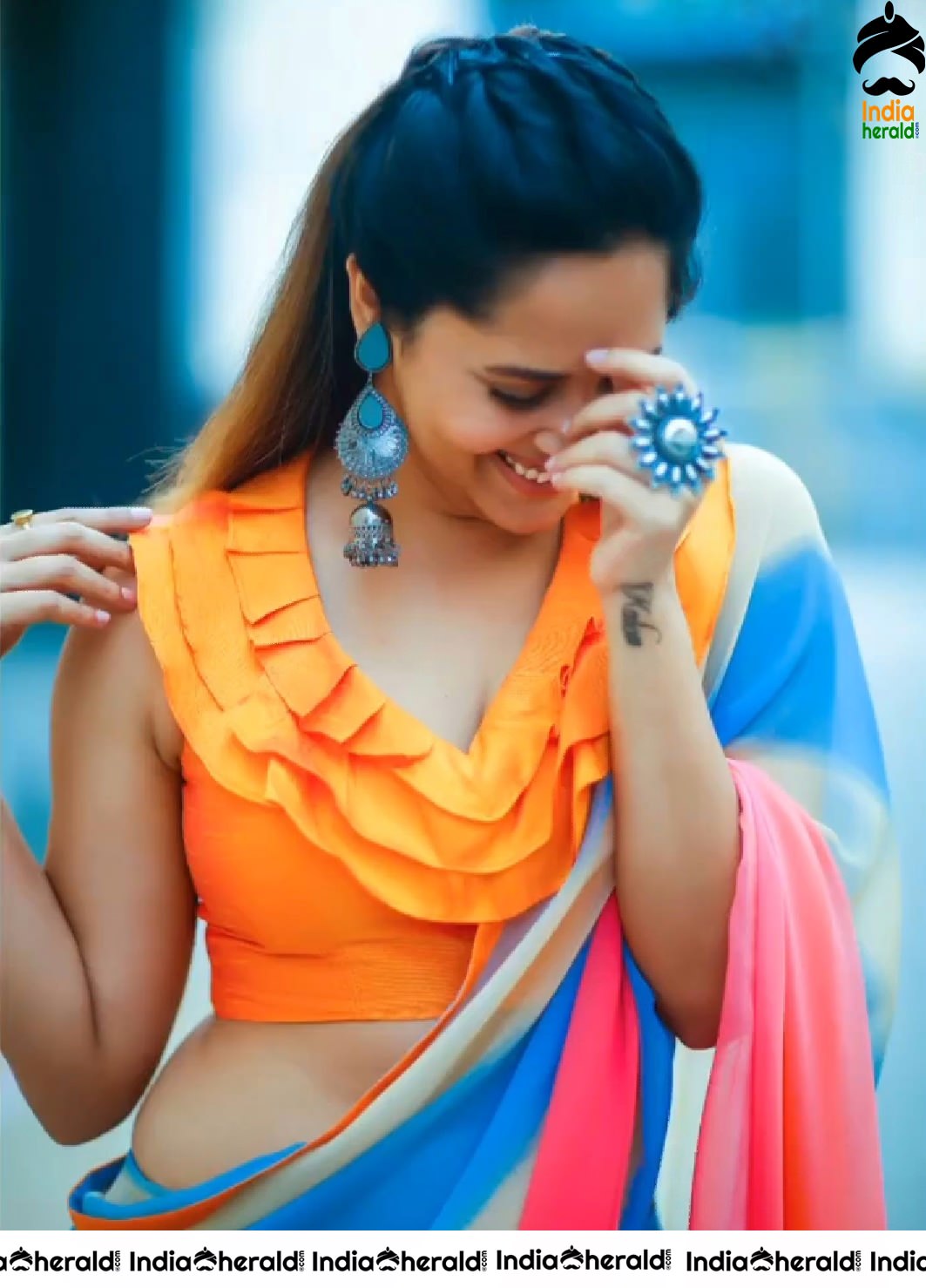 Sizzling Anasuya Shows her Hot Curves in Saree