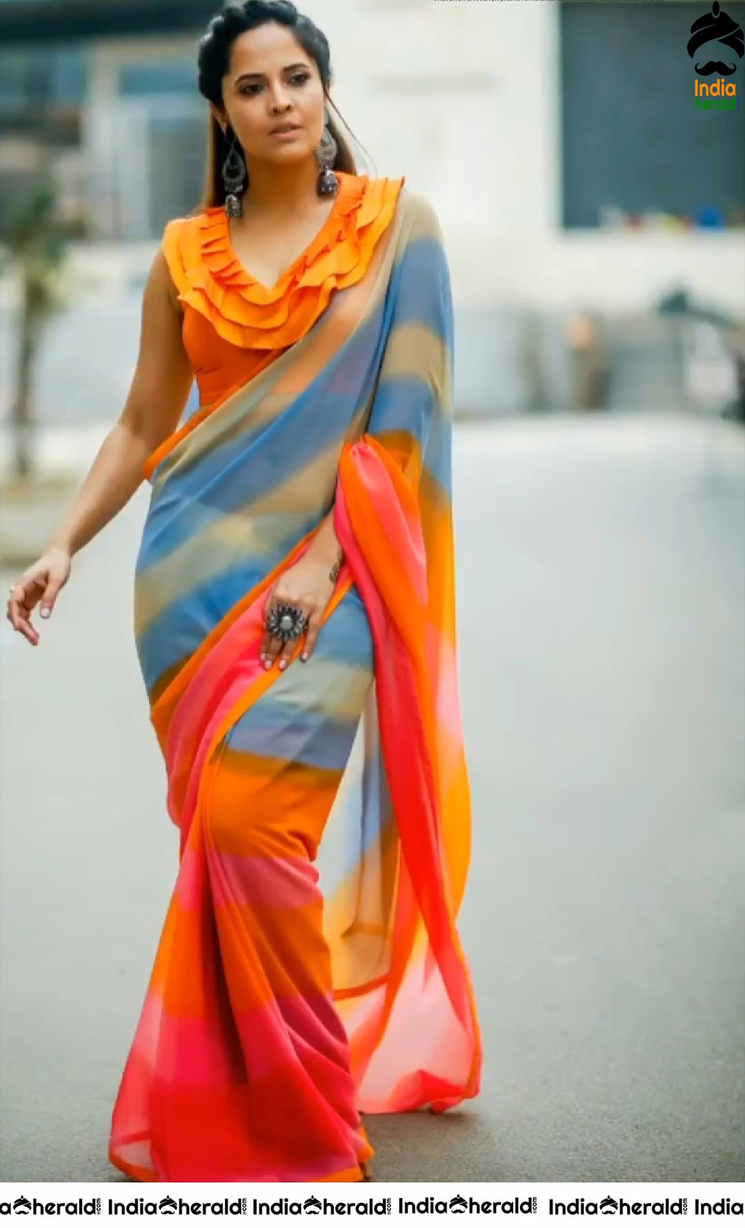 Sizzling Anasuya Shows her Hot Curves in Saree