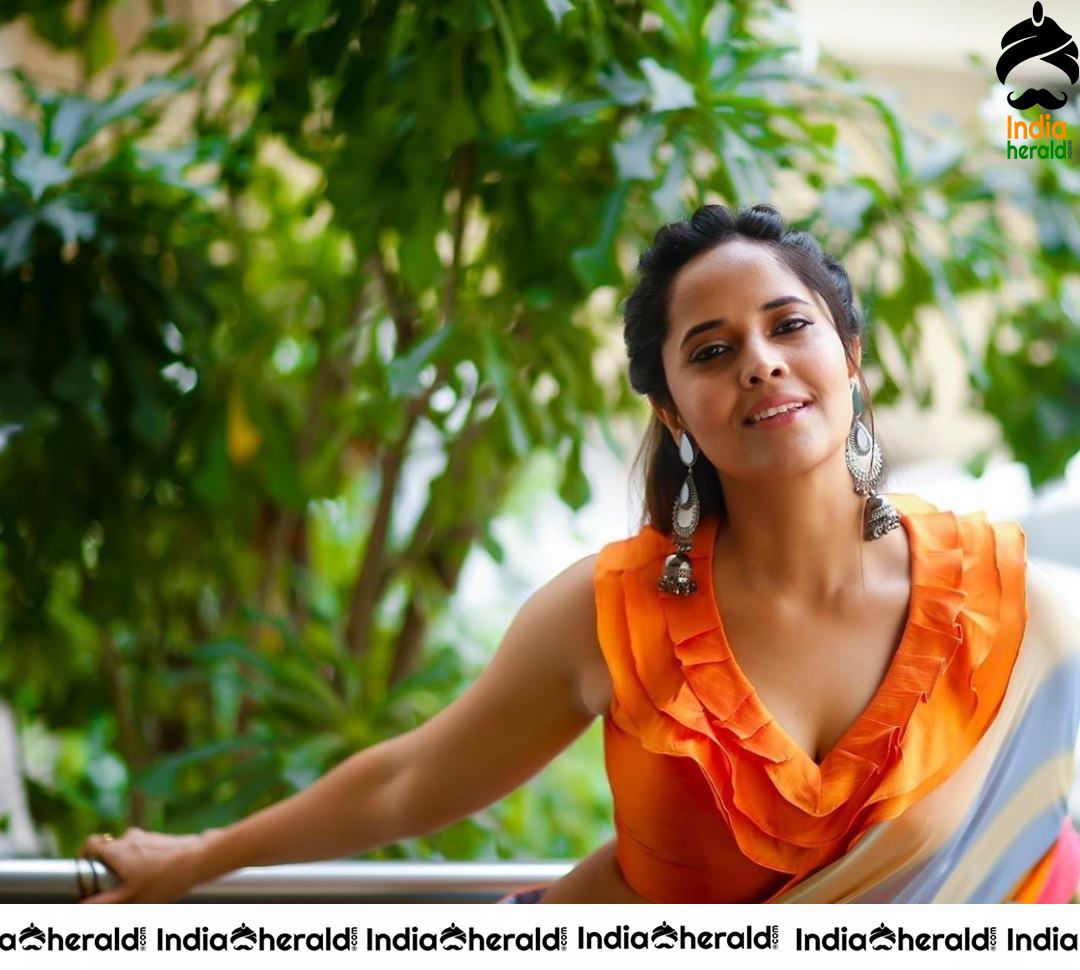 Sizzling Anasuya Shows her Hot Curves in Saree