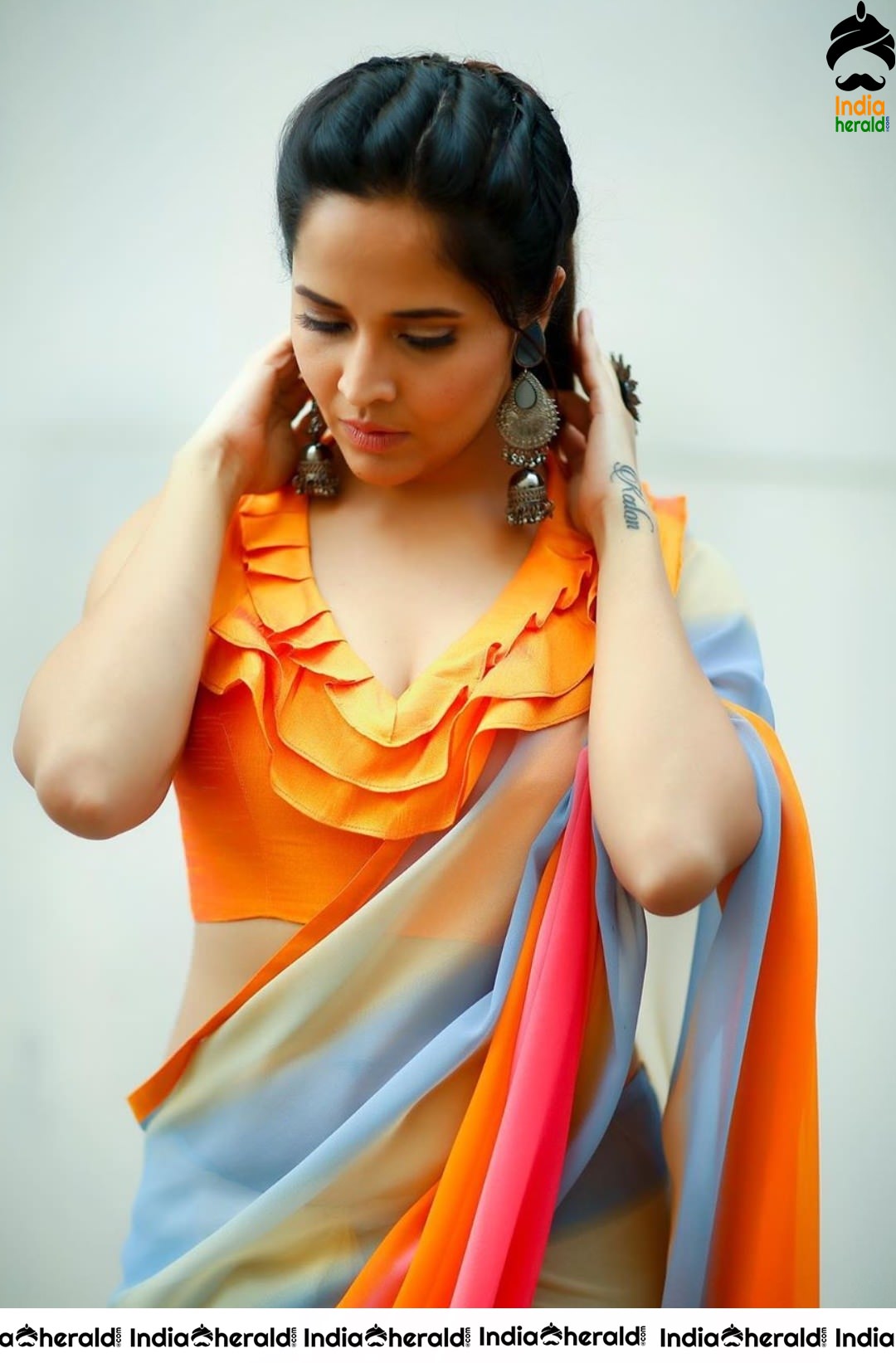 Sizzling Anasuya Shows her Hot Curves in Saree